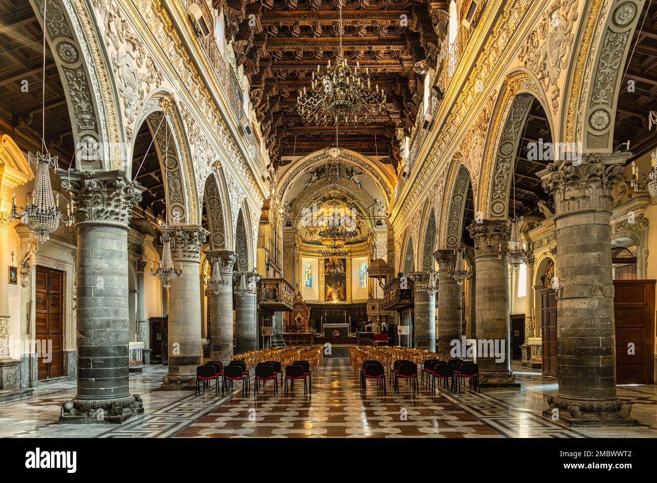 La navata principale riccamente decorata e il transetto con il soffitto a cassettoni in legno della cattedrale di Enna. Monumento nazionale e sito UNESCO per la pace Foto Stock