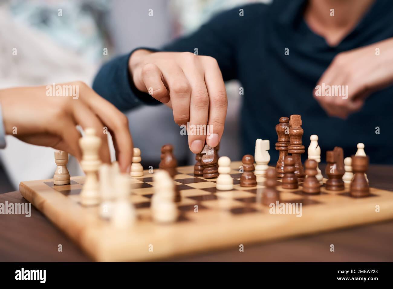 Tenere a bada la noia con un gioco di scacchi. una coppia irriconoscibile  che gioca a un gioco di backgammon a casa Foto stock - Alamy