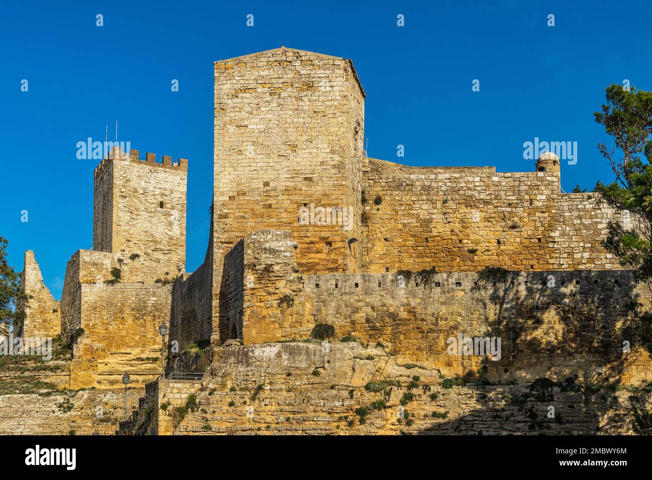 Il castello della Lombardia è una fortezza che sorge sul punto più alto della città di Enna. È uno dei più grandi castelli medievali d'Italia. Enna. Foto Stock