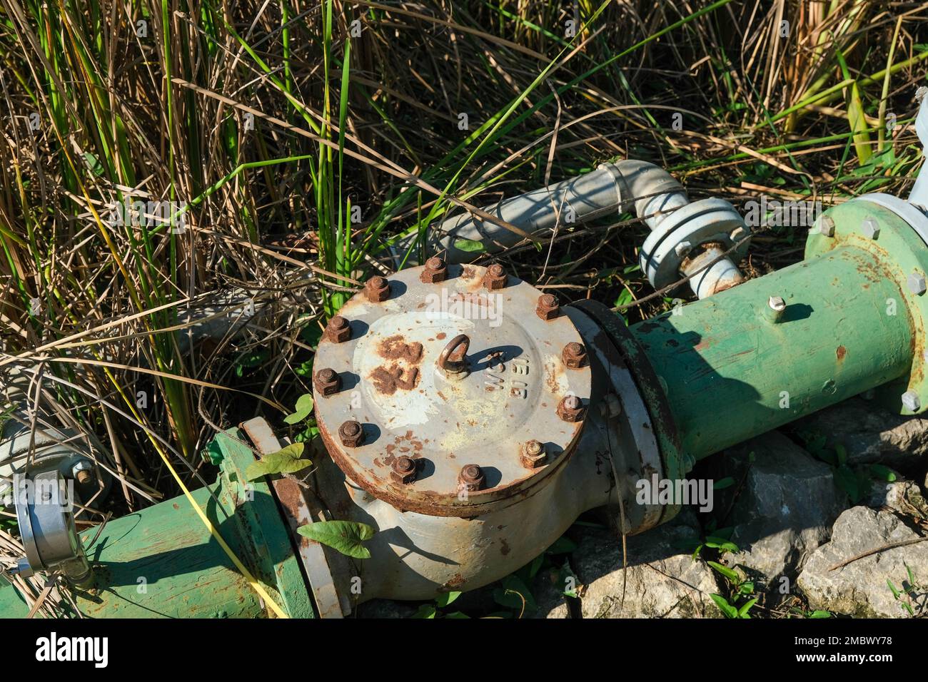 Valvole manuali per l'uso in aree industriali comunemente installate su serbatoi, tubi, pompe, bacini e pozzi in centrali elettriche a ciclo combinato. Foto Stock