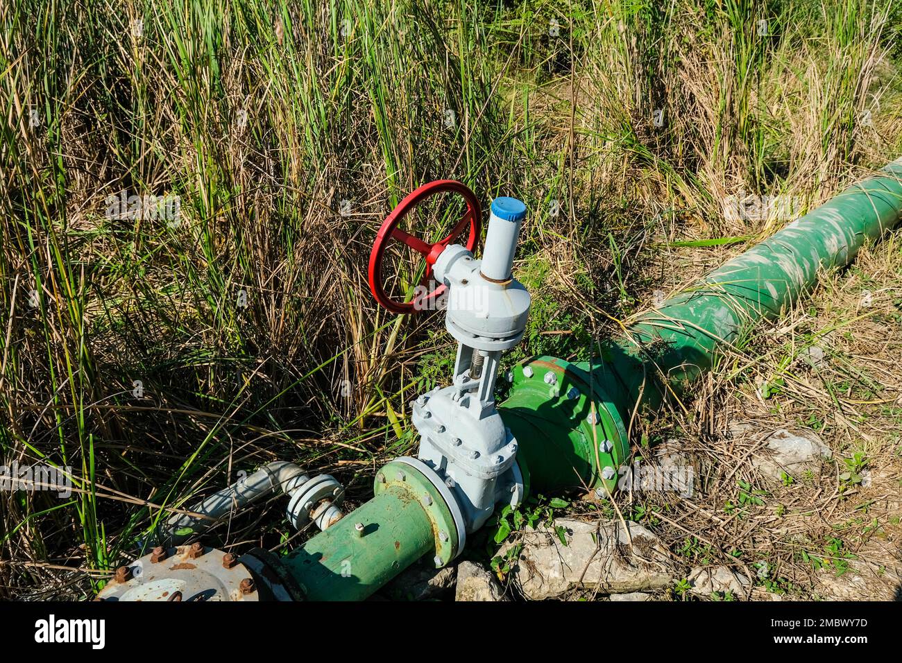 Valvole manuali per l'uso in aree industriali comunemente installate su serbatoi, tubi, pompe, bacini e pozzi in centrali elettriche a ciclo combinato. Foto Stock