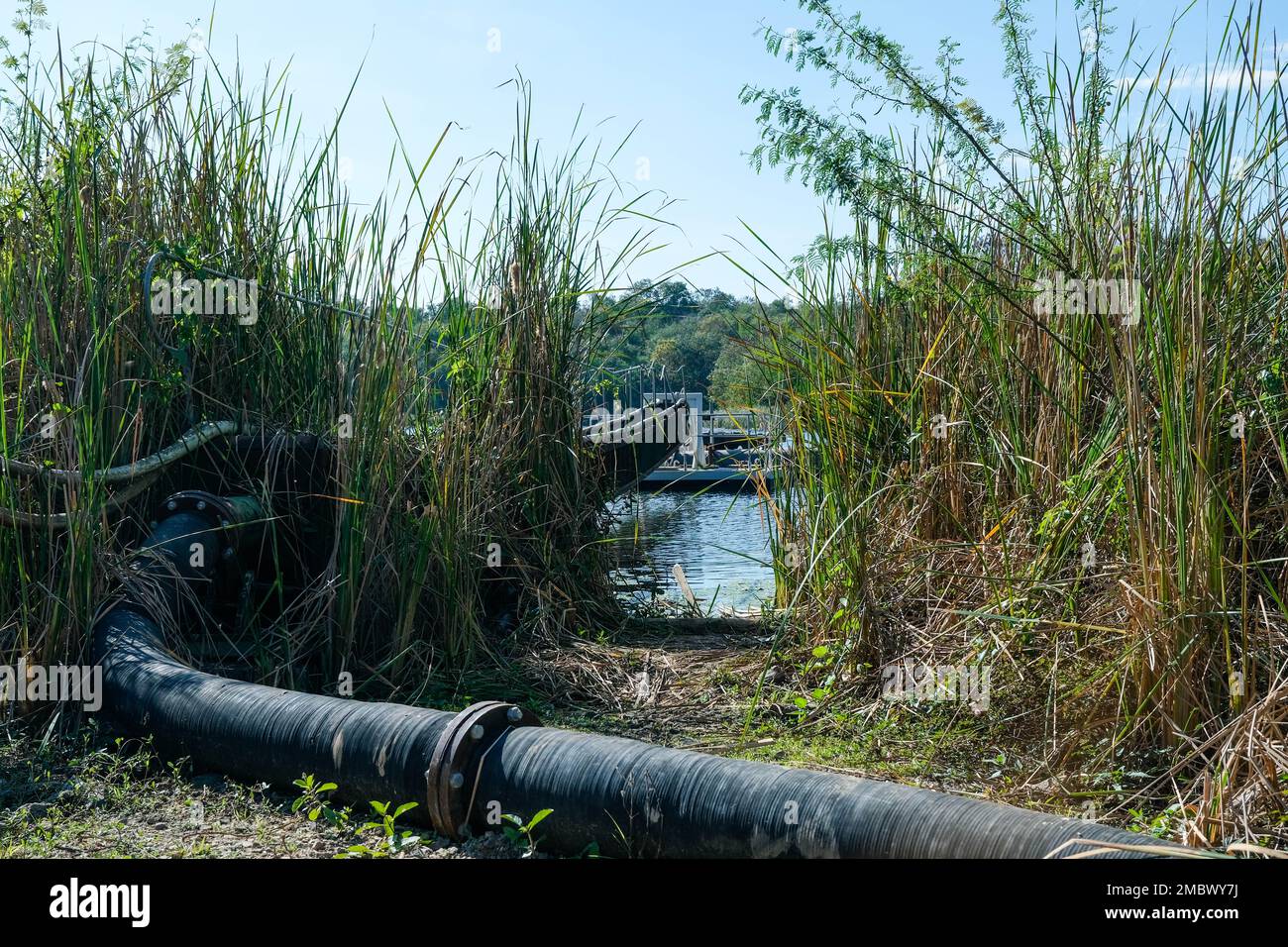 Il tubo è installato lungo il ponte sul supporto del tubo. Tubi di acciaio di acqua per le utilità di comunità. Foto Stock