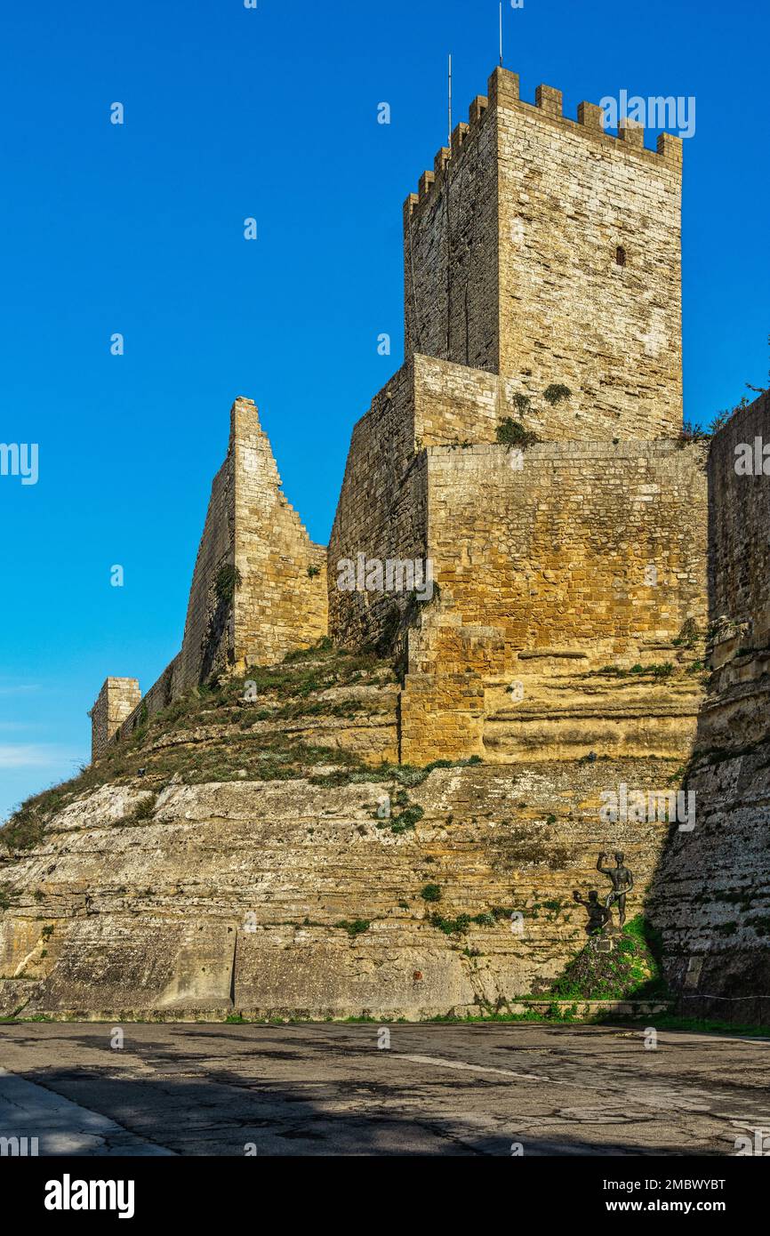 Il castello della Lombardia è una fortezza che sorge sul punto più alto della città di Enna. È uno dei più grandi castelli medievali d'Italia. Enna. Foto Stock