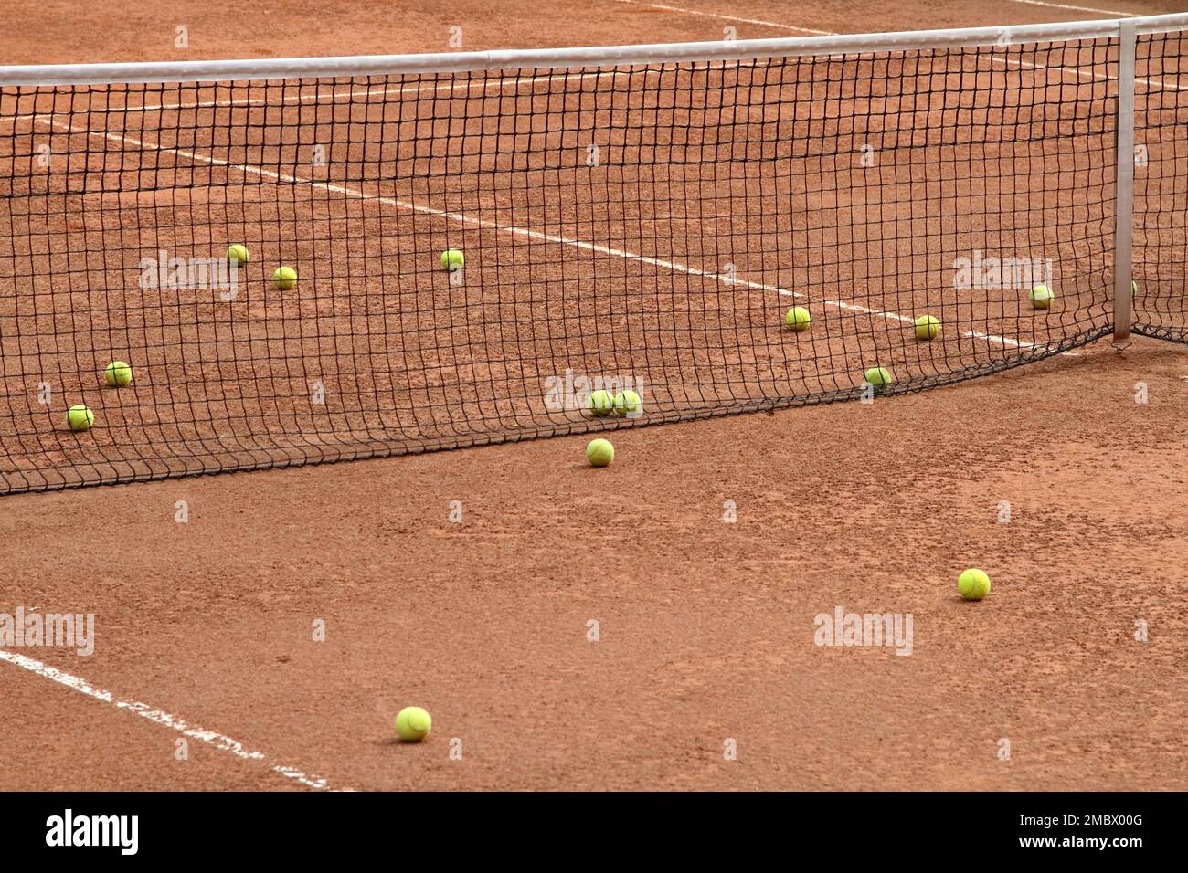 palle da tennis nel campo da tennis in argilla rossa Foto Stock