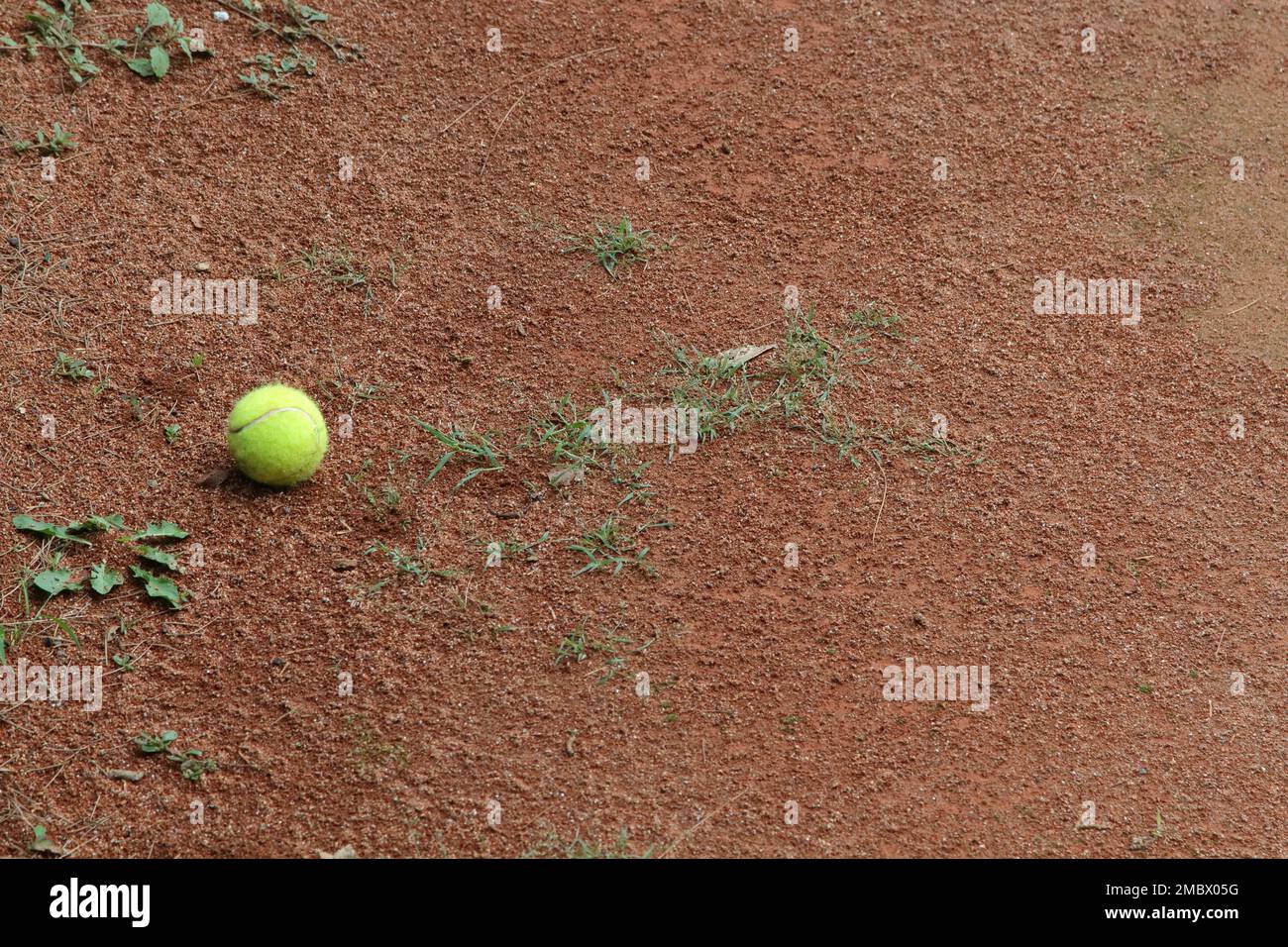 palla da tennis nel campo da tennis in argilla rossa Foto Stock