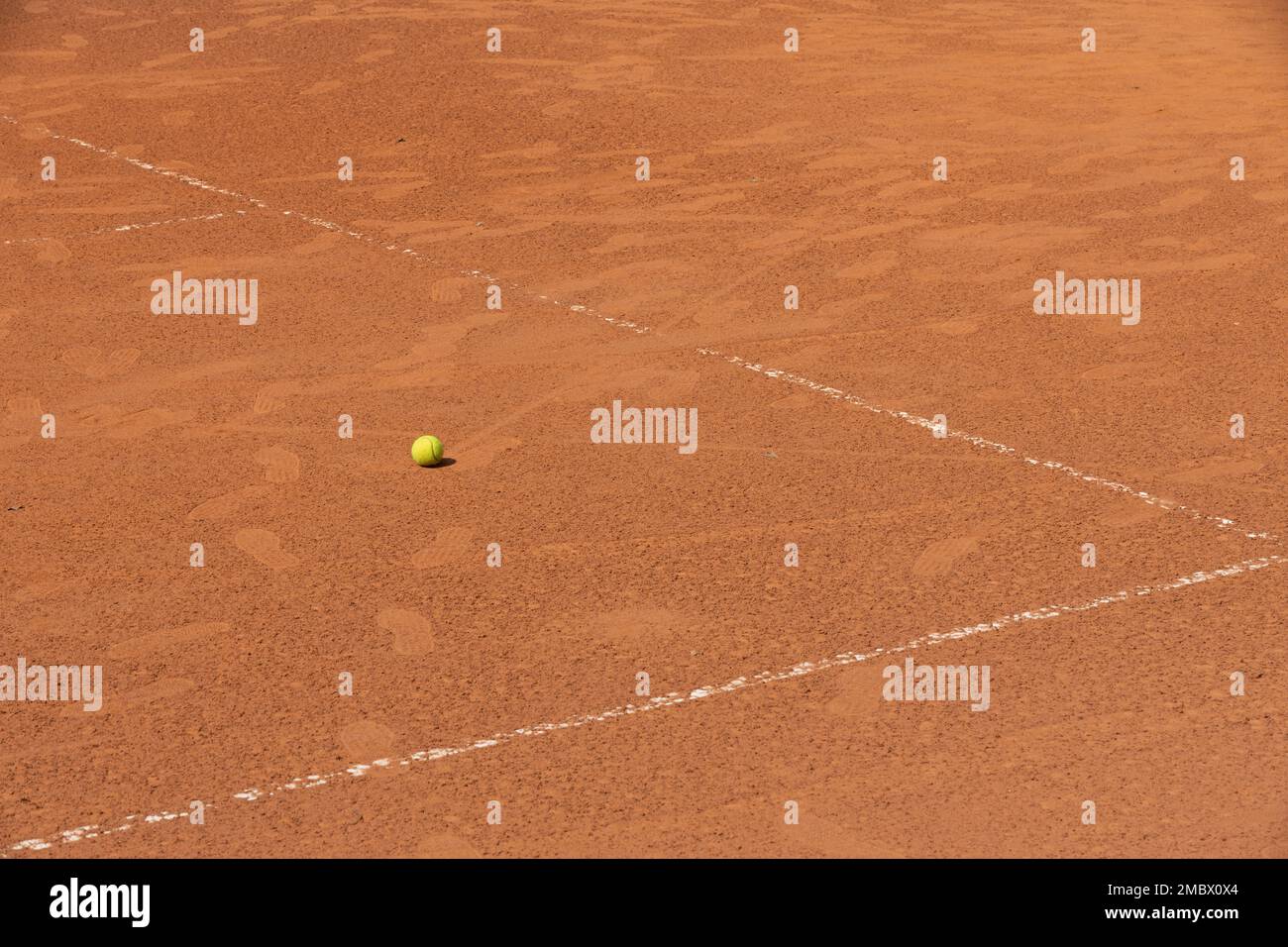 campo da tennis in argilla rossa con palla gialla e strisce bianche Foto Stock