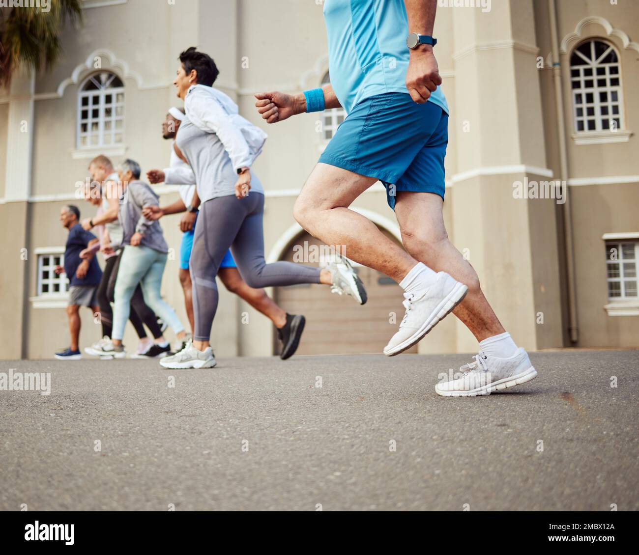 Fitness, anziani o persone che corrono in una gara di maratona o una sfida cardio sulla strada cittadina per il benessere. Comunità di sport, workout o. Foto Stock