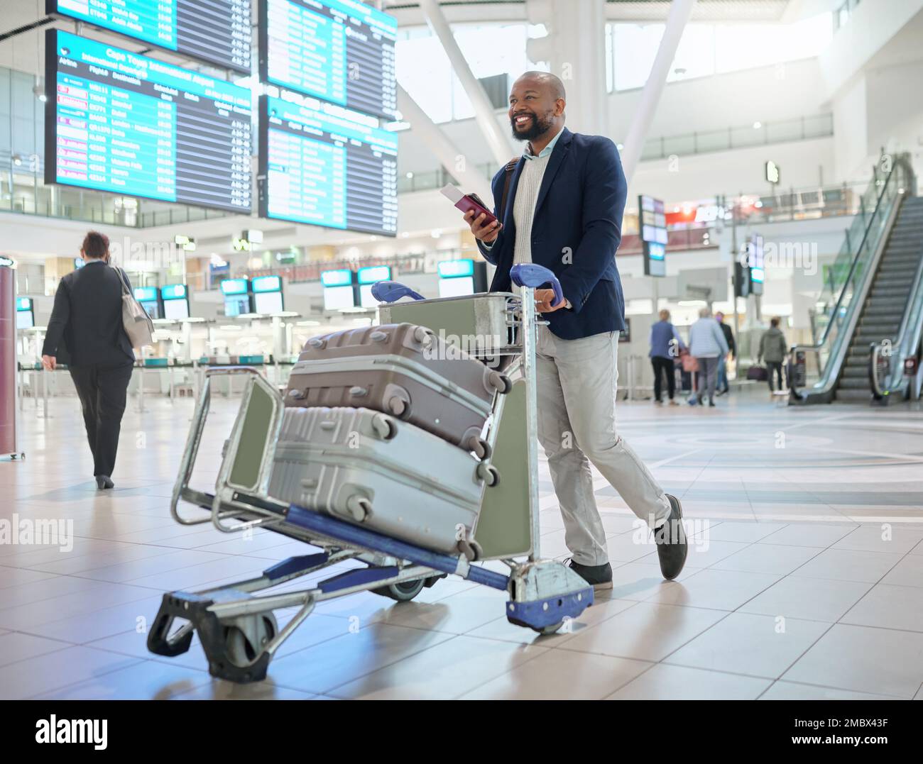 Aeroporto, uomo nero e bagagli per viaggi, sorriso e convenzione di affari con ceo, passeggiate e turismo. Imprenditore africano maschio, leader aziendale Foto Stock