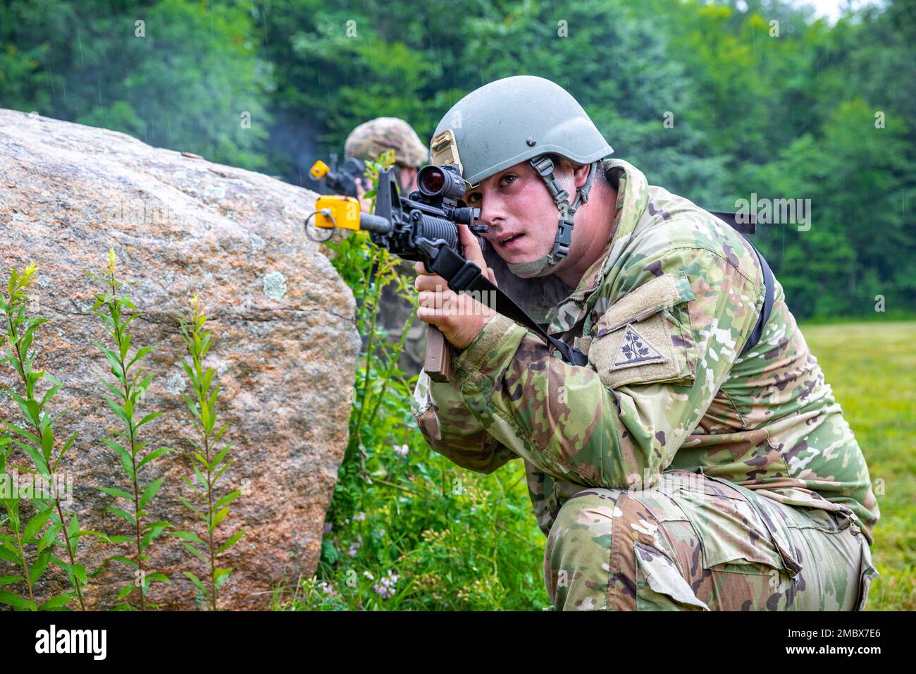 STATI UNITI Soldati dell'esercito assegnato al 1109th Theater Aviation Support Maintenance Group, Connecticut Army National Guard, coinvolgere i membri di una forza avversaria durante un esercizio di recupero aereo abbattuto a Stones Ranch Military Reservation, East Lyme, Connecticut, 22 giugno 2022. Durante le operazioni di combattimento, il personale della squadra di recupero di velivoli abbattuti sarà ventaglio fuori per stabilire un perimetro difensivo e per assicurare l'area intorno al velivolo abbattuto in modo da le operazioni di evacuazione e recupero possono procedere senza opporre. Foto Stock