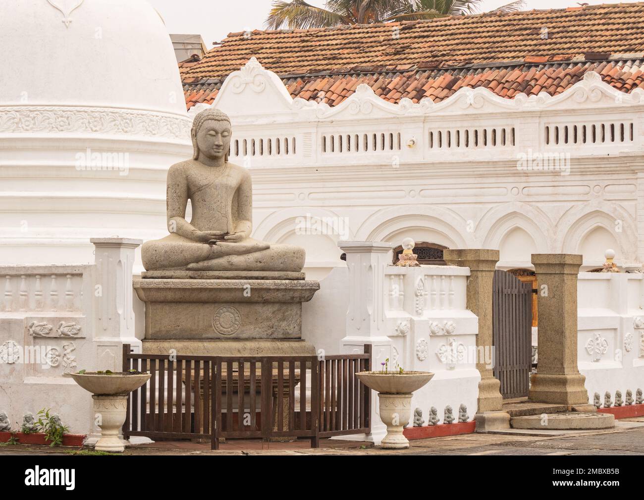 statua del signore buddha al tempio di galle fort al mattino. galle, sri lanka. Foto Stock