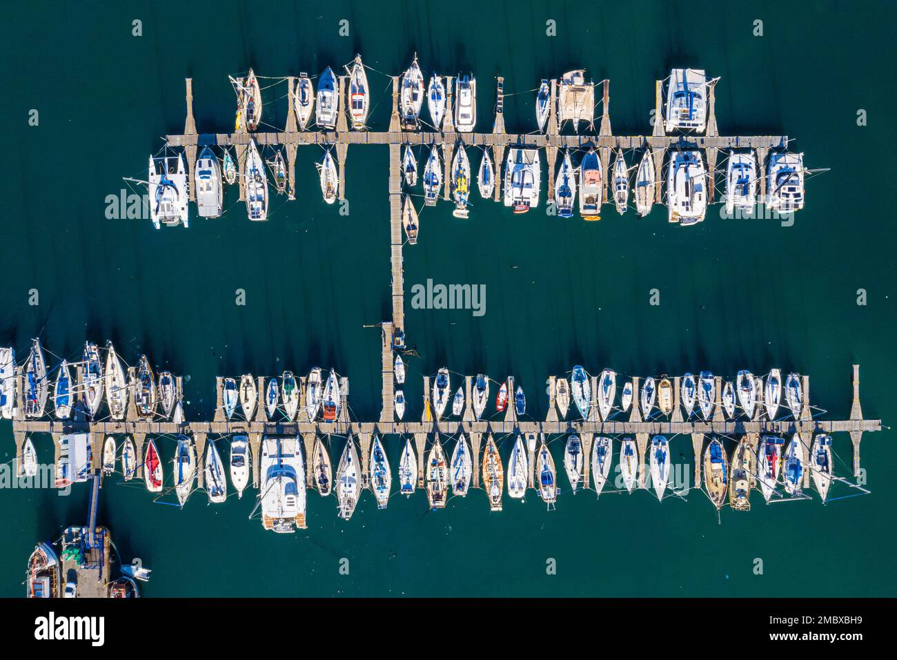 Oceano, porto e drone di barche in acqua per viaggi, vela e vacanze in Spagna. Ambiente, trasporto marittimo e sopra di mare in un porto Foto Stock