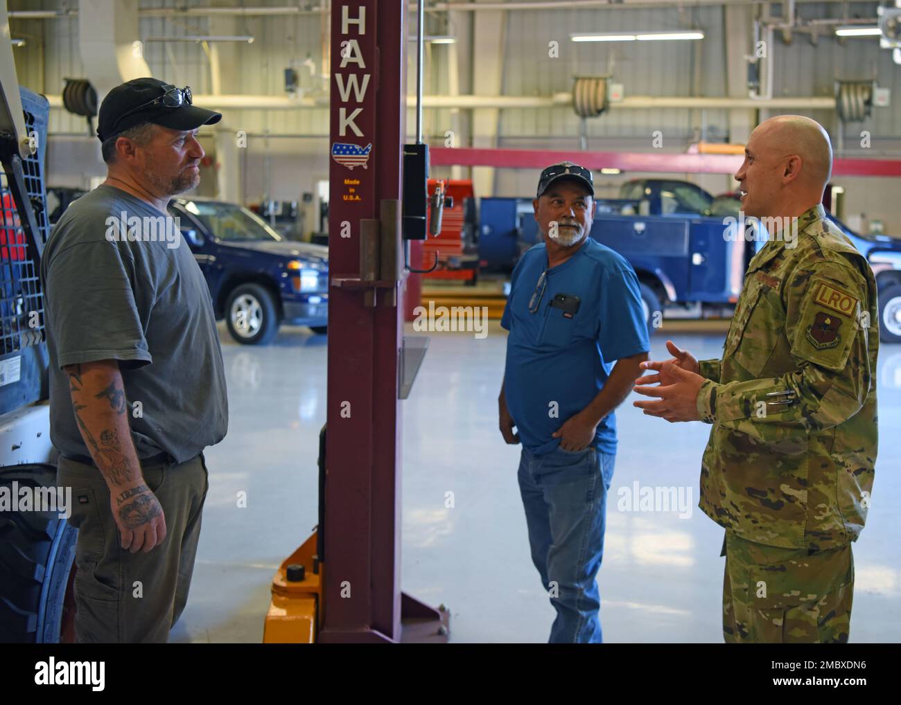 STATI UNITI Jose Quintanilla, 17th Logistics Readiness Squadron Commander, interagisce con i membri del suo squadrone alla 17th LRS Vehicle Bay presso Goodfellow Air Force base, Texas, 22 giugno 2022. Quintanilla ha apprezzato un approccio di leadership del servo e lo pratica all'interno del suo squadrone. Foto Stock