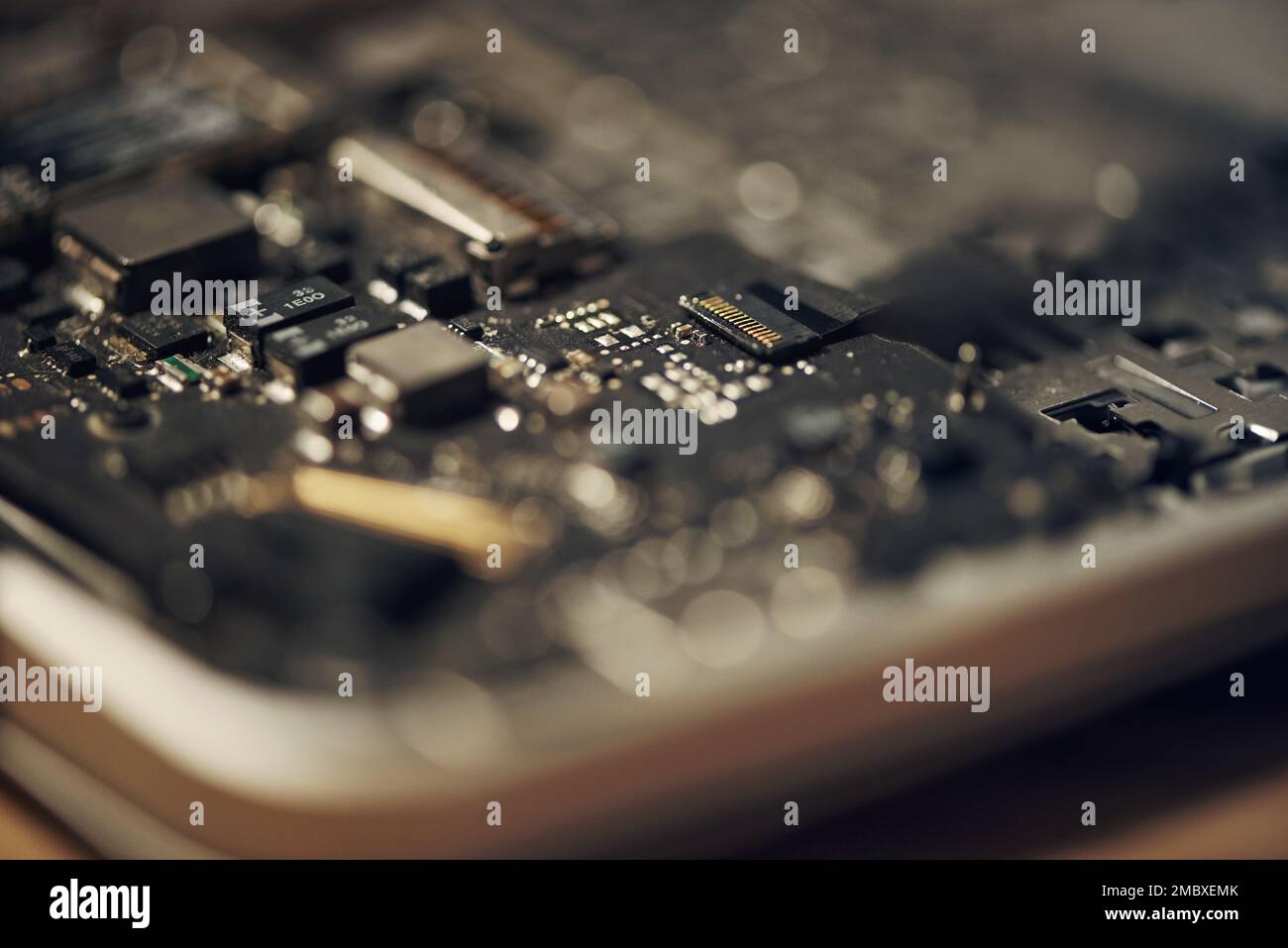 Con il progredire della tecnologia, anche la vita. hardware del computer su un tavolo. Foto Stock