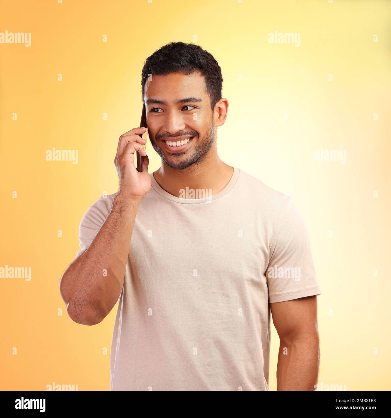 Uomo, studio e conversazione telefonica felice, ascoltare e sorridere per informazioni, notizie e networking. Modello, comunicazione con lo smartphone e comunicazione Foto Stock