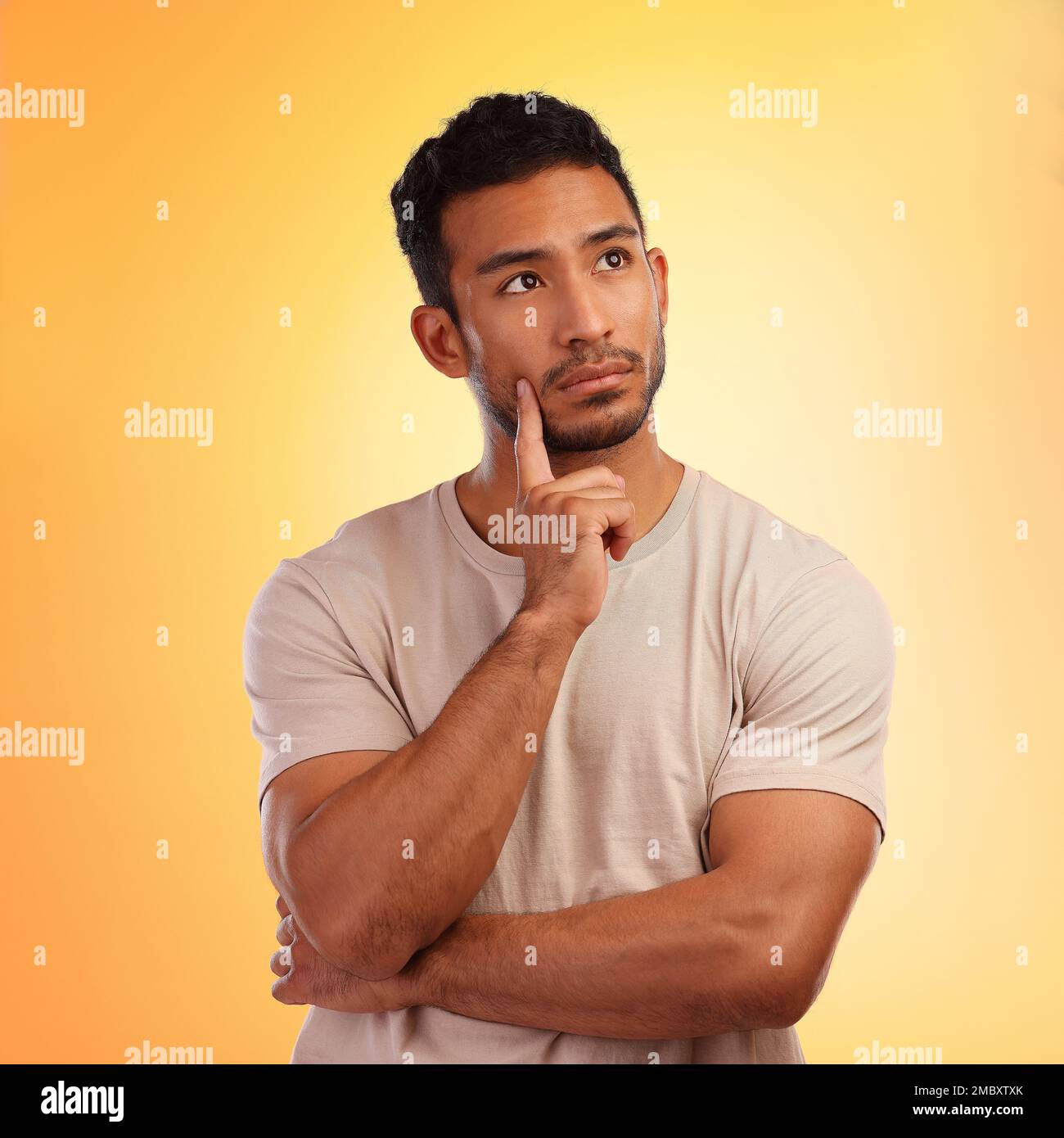Pensare, domandarsi e uomo asiatico premuroso con una scelta isolato su uno sfondo giallo in uno studio. Curioso, pensare e giapponese persona con un Foto Stock