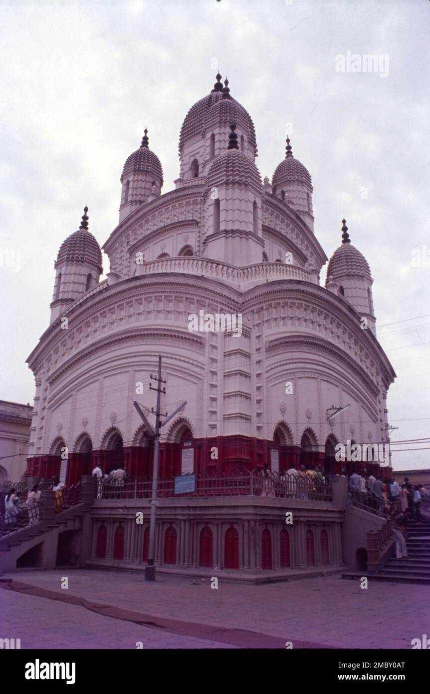 Il tempio di Dakshineswar Kali è un tempio indù della marina di Dakshineswar, Kolkata, nel Bengala Occidentale, India. Situata sulla riva orientale del fiume Hooghly, la divinità che presiede il tempio è Bhavatarini, una forma di Parashakti Adya Kali, altrimenti conosciuta come Adishakti Kalika. Ramakrishna e ma Sarada Devi, mistici del Bengala del 19th ° secolo. Il complesso del Tempio sulla riva del fiume Hooghly, Bengala Occidentale. Il tempio principale fu ispirato al tempio Radhakanta in stile Navaratna, costruito da Ramnath Mondal di Tollygunge. Foto Stock