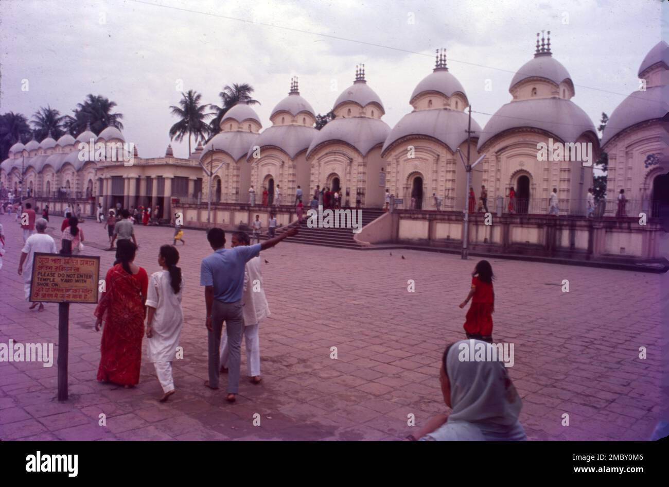 Il tempio di Dakshineswar Kali è un tempio indù della marina di Dakshineswar, Kolkata, nel Bengala Occidentale, India. Situata sulla riva orientale del fiume Hooghly, la divinità che presiede il tempio è Bhavatarini, una forma di Parashakti Adya Kali, altrimenti conosciuta come Adishakti Kalika. Ramakrishna e ma Sarada Devi, mistici del Bengala del 19th ° secolo. Il complesso del Tempio sulla riva del fiume Hooghly, Bengala Occidentale. Il tempio principale fu ispirato al tempio Radhakanta in stile Navaratna, costruito da Ramnath Mondal di Tollygunge. Foto Stock