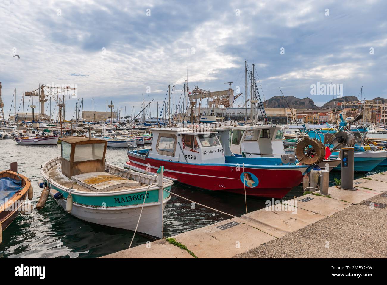 Barche provenzali di fronte alla chiesa nel porto di la Ciotat, nelle Bocche del Rodano, Provenza, Francia Foto Stock