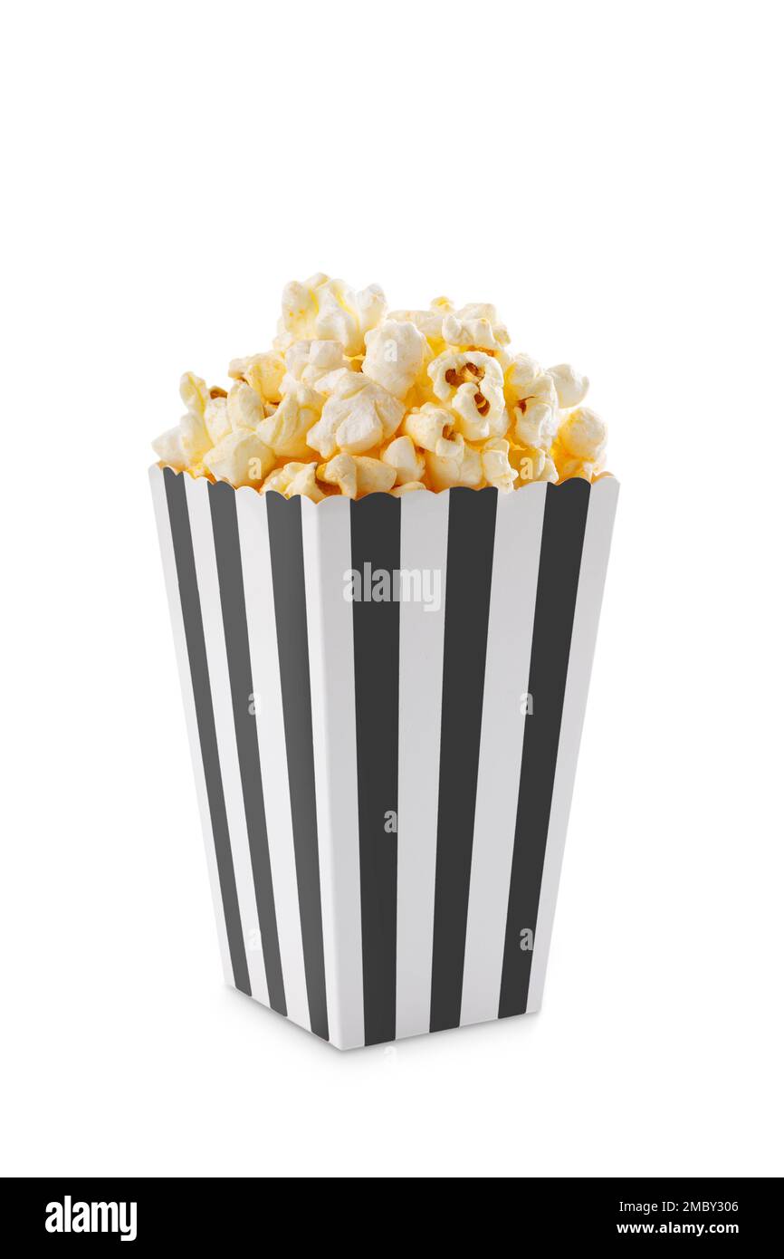 Secchio di cartone a strisce bianche nere con gustoso popcorn al formaggio, isolato su sfondo bianco. Fast food, film, cinema e intrattenimento. Foto Stock