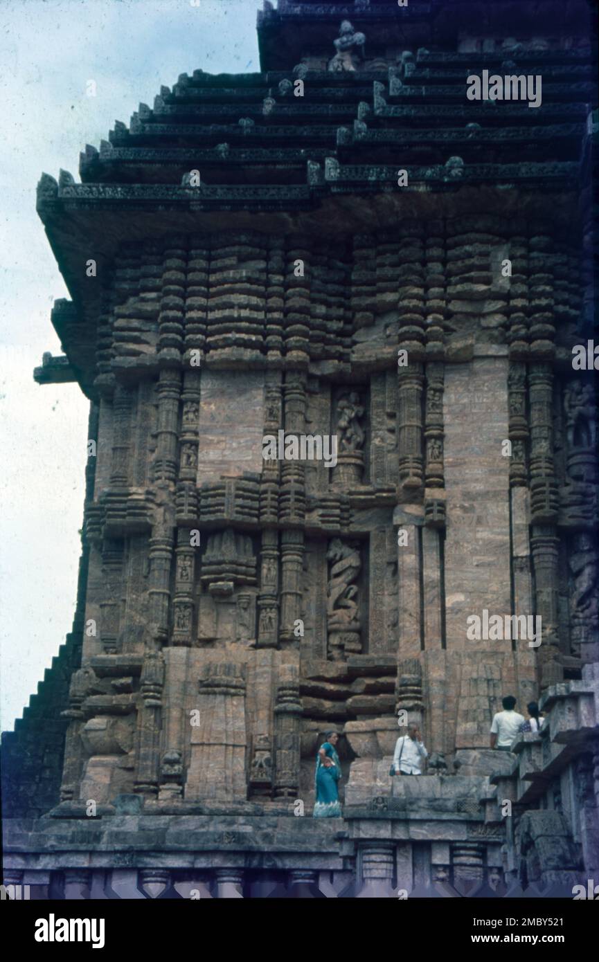 Il Tempio del Sole di Konark è un tempio del Sole del 13th° secolo a Konark, a nord-est della città di Puri, sulla costa del distretto di Puri, Odisha, India. Il tempio è attribuito al re Narasimhadeva i della dinastia Ganga orientale circa 1250 d.C. Sulle rive della Baia del Bengala, bagnata dai raggi del sole nascente, il tempio di Konarak è una rappresentazione monumentale del carro del dio del sole Surya; le sue 24 ruote sono decorate con disegni simbolici ed è guidata da una squadra di sei cavalli. Si possono osservare tre immagini di Dio del Sole in tre direzioni per catturare i raggi del Sole all'alba, a mezzogiorno e al tramonto. Foto Stock