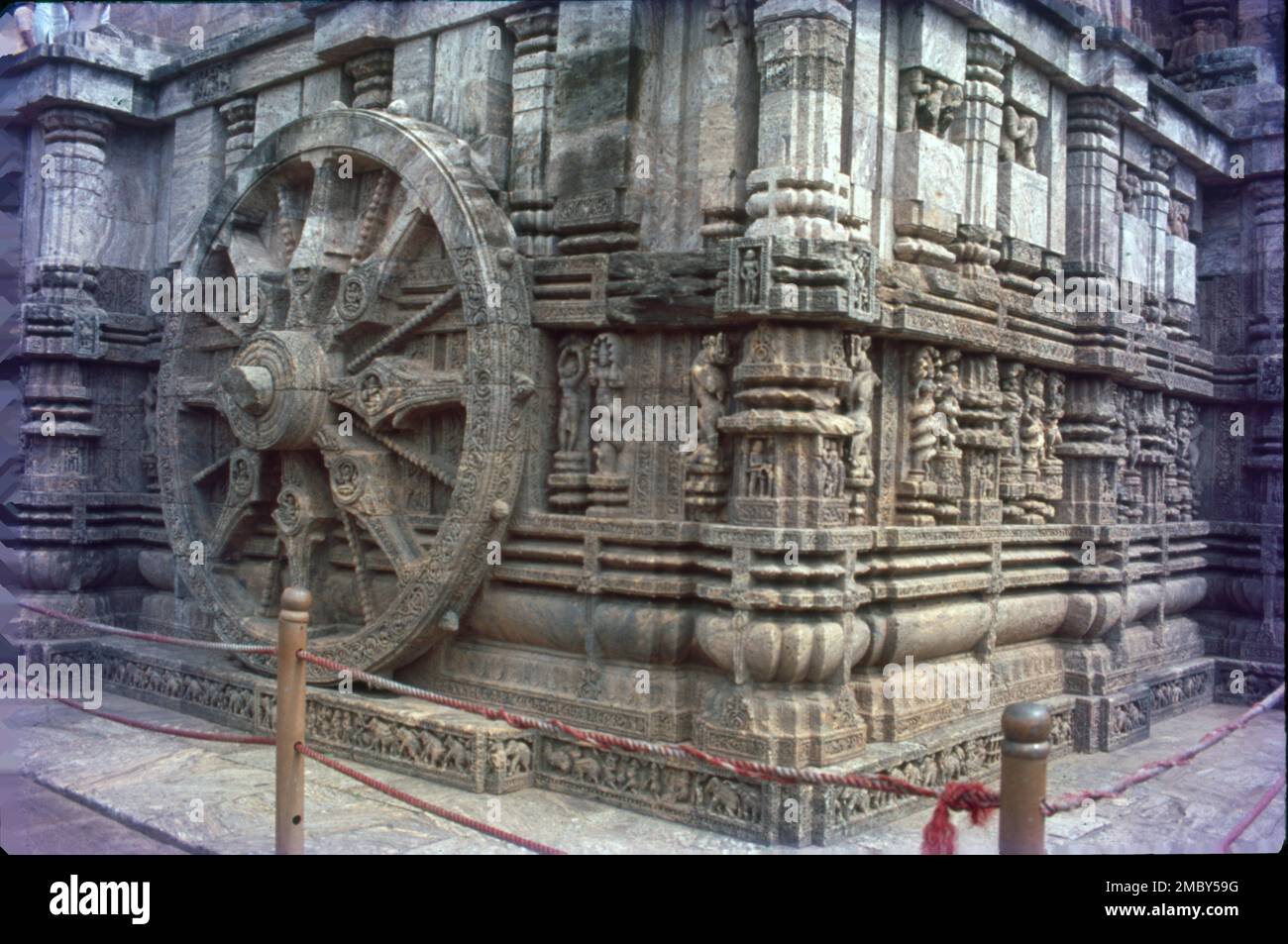 Il Tempio del Sole di Konark è un tempio del Sole del 13th° secolo a Konark, a nord-est della città di Puri, sulla costa del distretto di Puri, Odisha, India. Il tempio è attribuito al re Narasimhadeva i della dinastia Ganga orientale circa 1250 d.C. Sulle rive della Baia del Bengala, bagnata dai raggi del sole nascente, il tempio di Konarak è una rappresentazione monumentale del carro del dio del sole Surya; le sue 24 ruote sono decorate con disegni simbolici ed è guidata da una squadra di sei cavalli. Si possono osservare tre immagini di Dio del Sole in tre direzioni per catturare i raggi del Sole all'alba, a mezzogiorno e al tramonto. Foto Stock