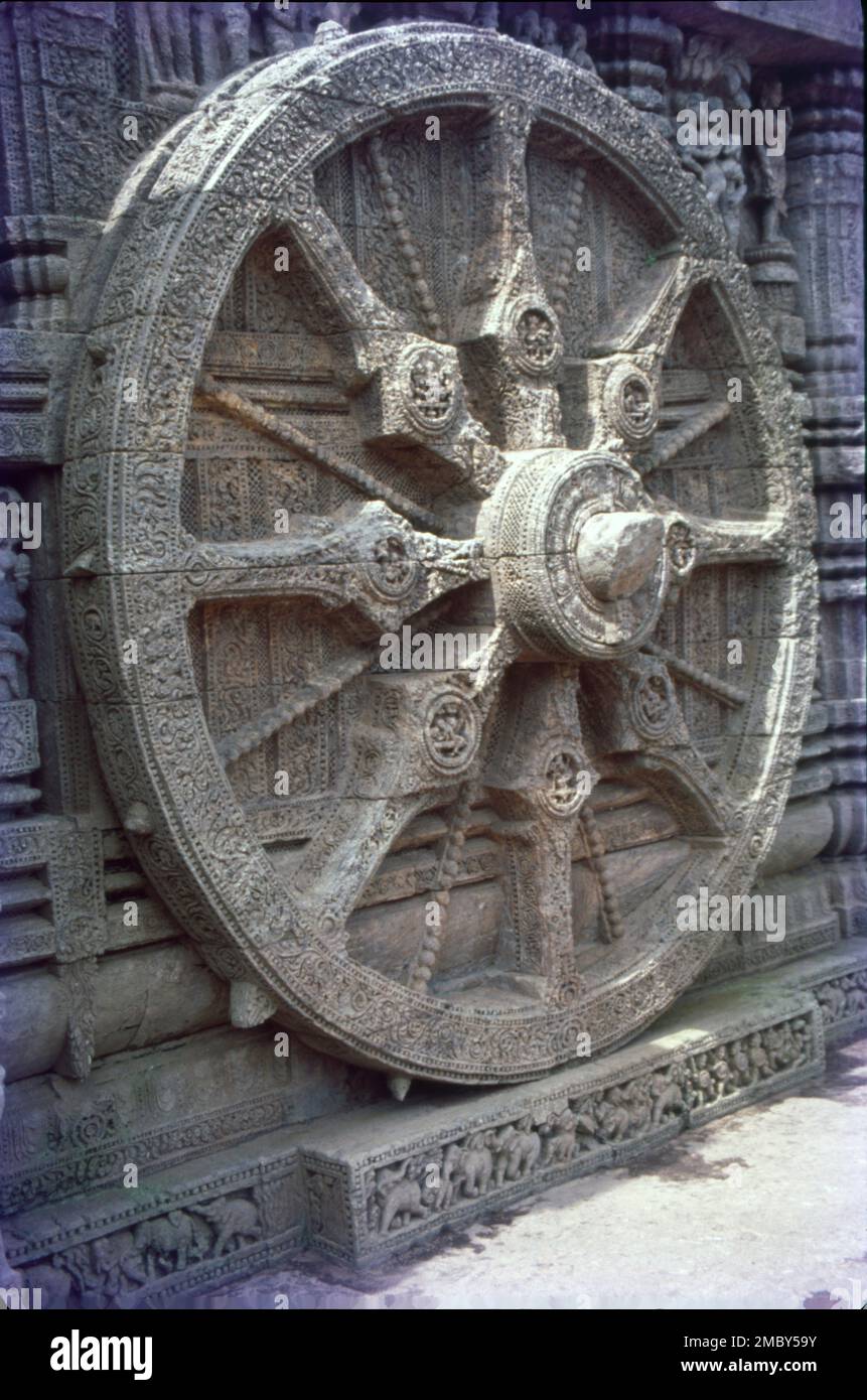 Il Tempio del Sole di Konark è un tempio del Sole del 13th° secolo a Konark, a nord-est della città di Puri, sulla costa del distretto di Puri, Odisha, India. Il tempio è attribuito al re Narasimhadeva i della dinastia Ganga orientale circa 1250 d.C. Sulle rive della Baia del Bengala, bagnata dai raggi del sole nascente, il tempio di Konarak è una rappresentazione monumentale del carro del dio del sole Surya; le sue 24 ruote sono decorate con disegni simbolici ed è guidata da una squadra di sei cavalli. Si possono osservare tre immagini di Dio del Sole in tre direzioni per catturare i raggi del Sole all'alba, a mezzogiorno e al tramonto. Foto Stock