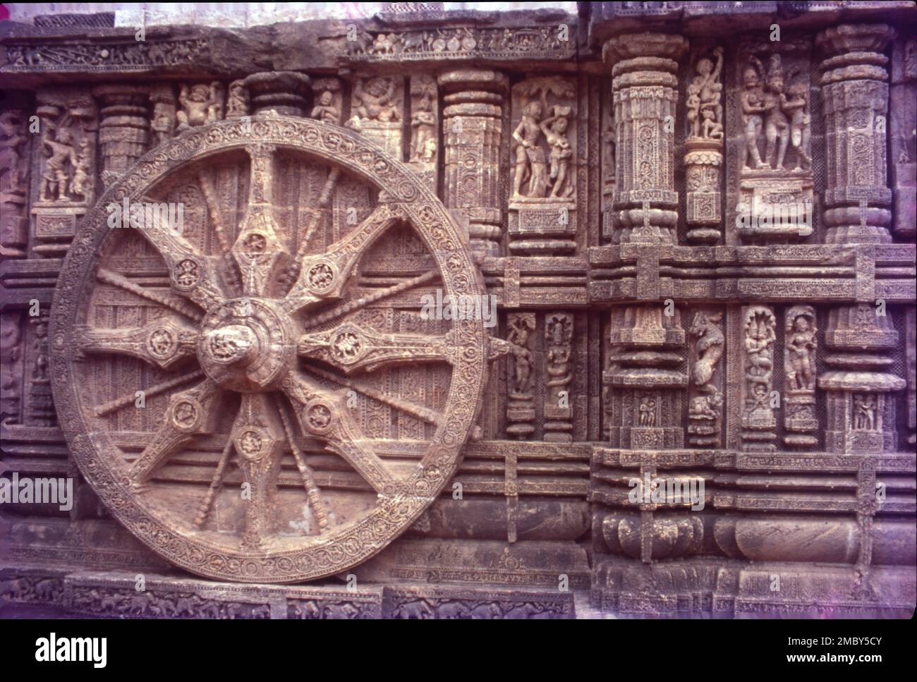 Il Tempio del Sole di Konark è un tempio del Sole del 13th° secolo a Konark, a nord-est della città di Puri, sulla costa del distretto di Puri, Odisha, India. Il tempio è attribuito al re Narasimhadeva i della dinastia Ganga orientale circa 1250 d.C. Sulle rive della Baia del Bengala, bagnata dai raggi del sole nascente, il tempio di Konarak è una rappresentazione monumentale del carro del dio del sole Surya; le sue 24 ruote sono decorate con disegni simbolici ed è guidata da una squadra di sei cavalli. Si possono osservare tre immagini di Dio del Sole in tre direzioni per catturare i raggi del Sole all'alba, a mezzogiorno e al tramonto. Foto Stock