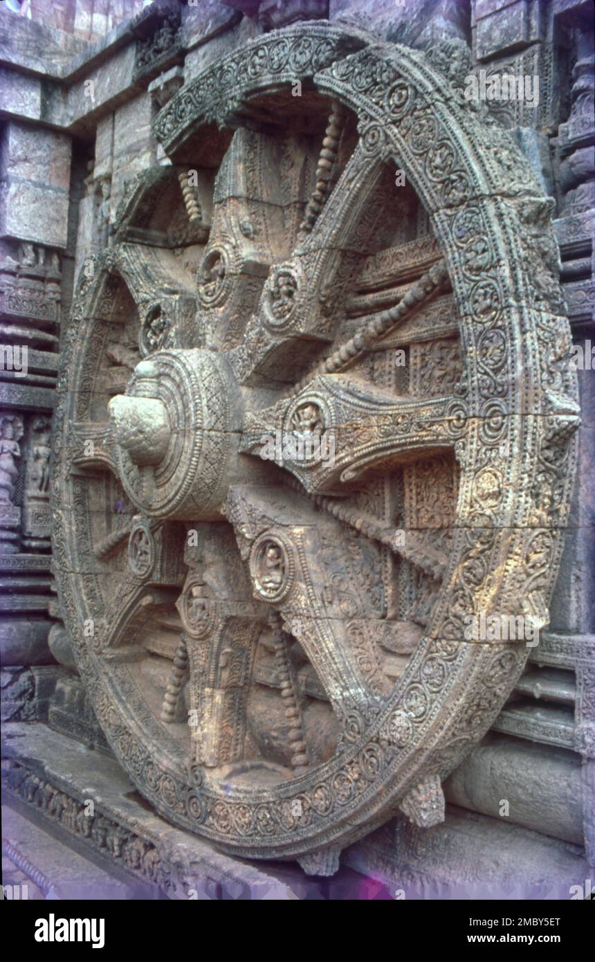 Il Tempio del Sole di Konark è un tempio del Sole del 13th° secolo a Konark, a nord-est della città di Puri, sulla costa del distretto di Puri, Odisha, India. Il tempio è attribuito al re Narasimhadeva i della dinastia Ganga orientale circa 1250 d.C. Sulle rive della Baia del Bengala, bagnata dai raggi del sole nascente, il tempio di Konarak è una rappresentazione monumentale del carro del dio del sole Surya; le sue 24 ruote sono decorate con disegni simbolici ed è guidata da una squadra di sei cavalli. Si possono osservare tre immagini di Dio del Sole in tre direzioni per catturare i raggi del Sole all'alba, a mezzogiorno e al tramonto. Foto Stock