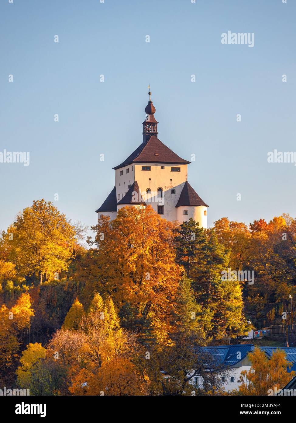 Il nuovo castello di Banska Stiavnica in una stagione autunnale, Slovacchia, Europa. Foto Stock