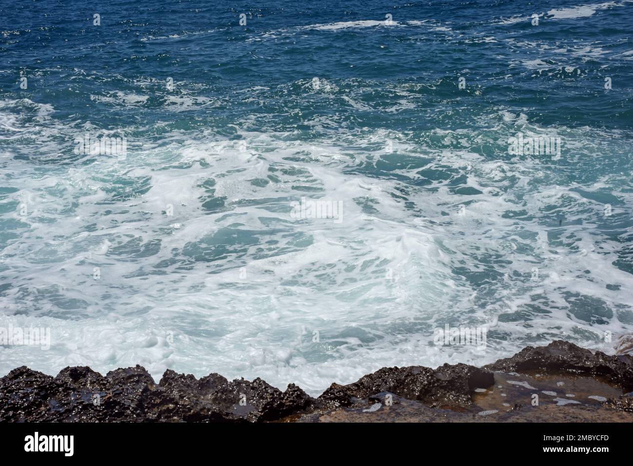 Le onde si schiantano sulle rocce vicino al Parco Naturale dell'Incekum in Turchia, sulle rive del Mar Mediterraneo Foto Stock