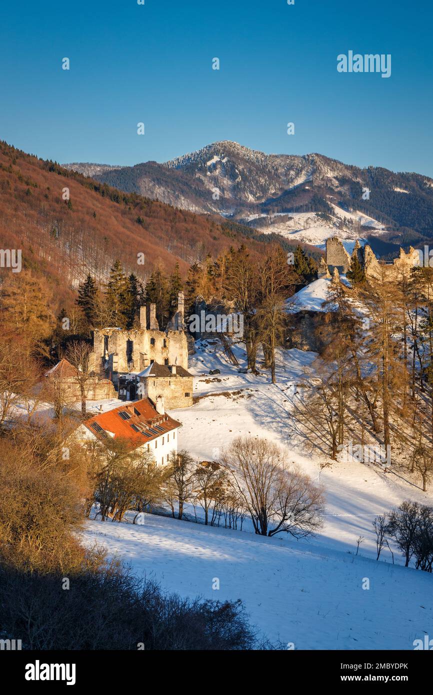 Rovine del castello di Sklabina in inverno, Slovacchia, Europa. Foto Stock