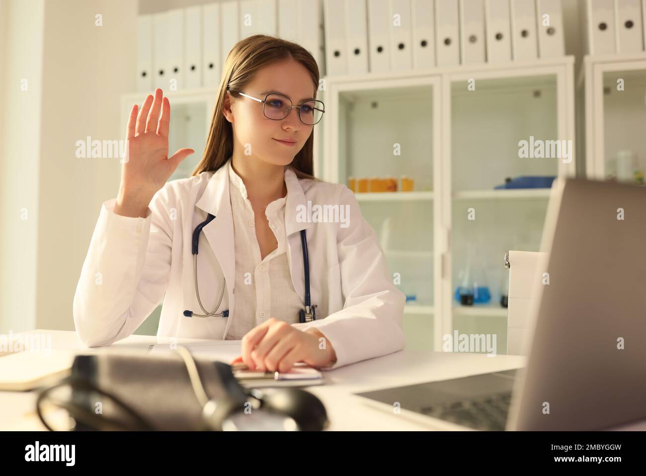 Il medico sventola allo schermo del computer portatile nella sala clinica Foto Stock