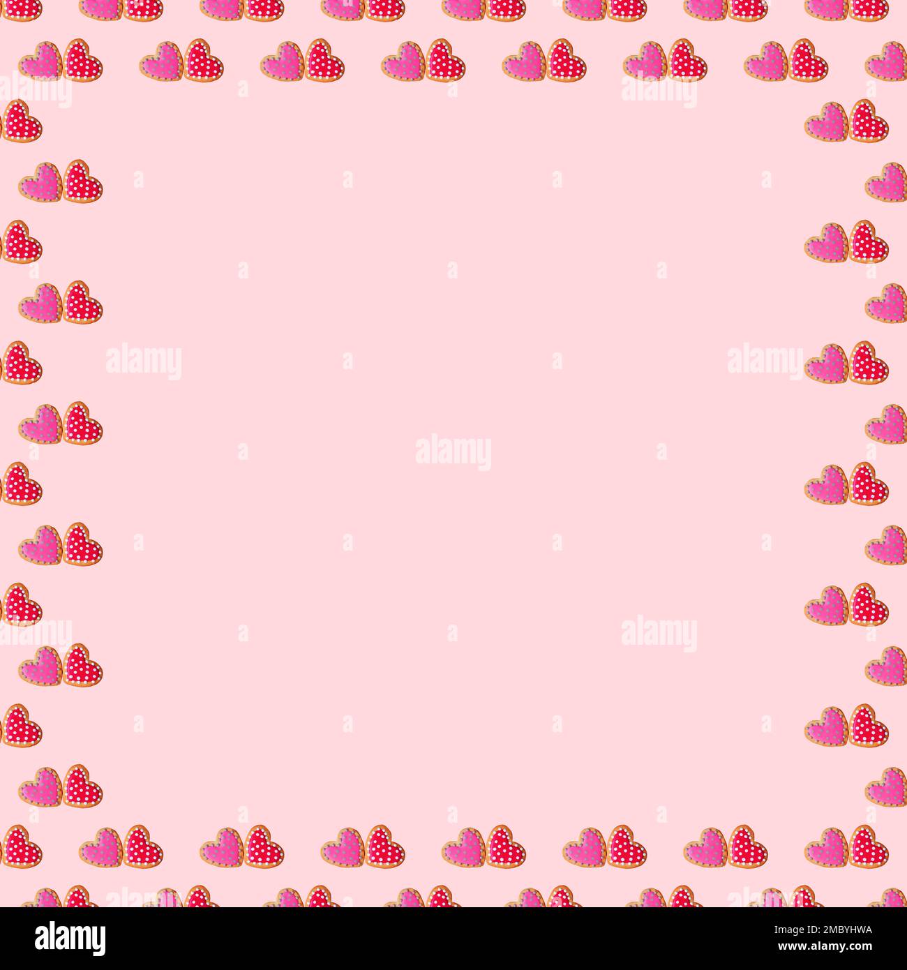 Motivo di rosso e rosa cuore a forma di biscotti reali glassa cornice su sfondo rosa pastello Foto Stock