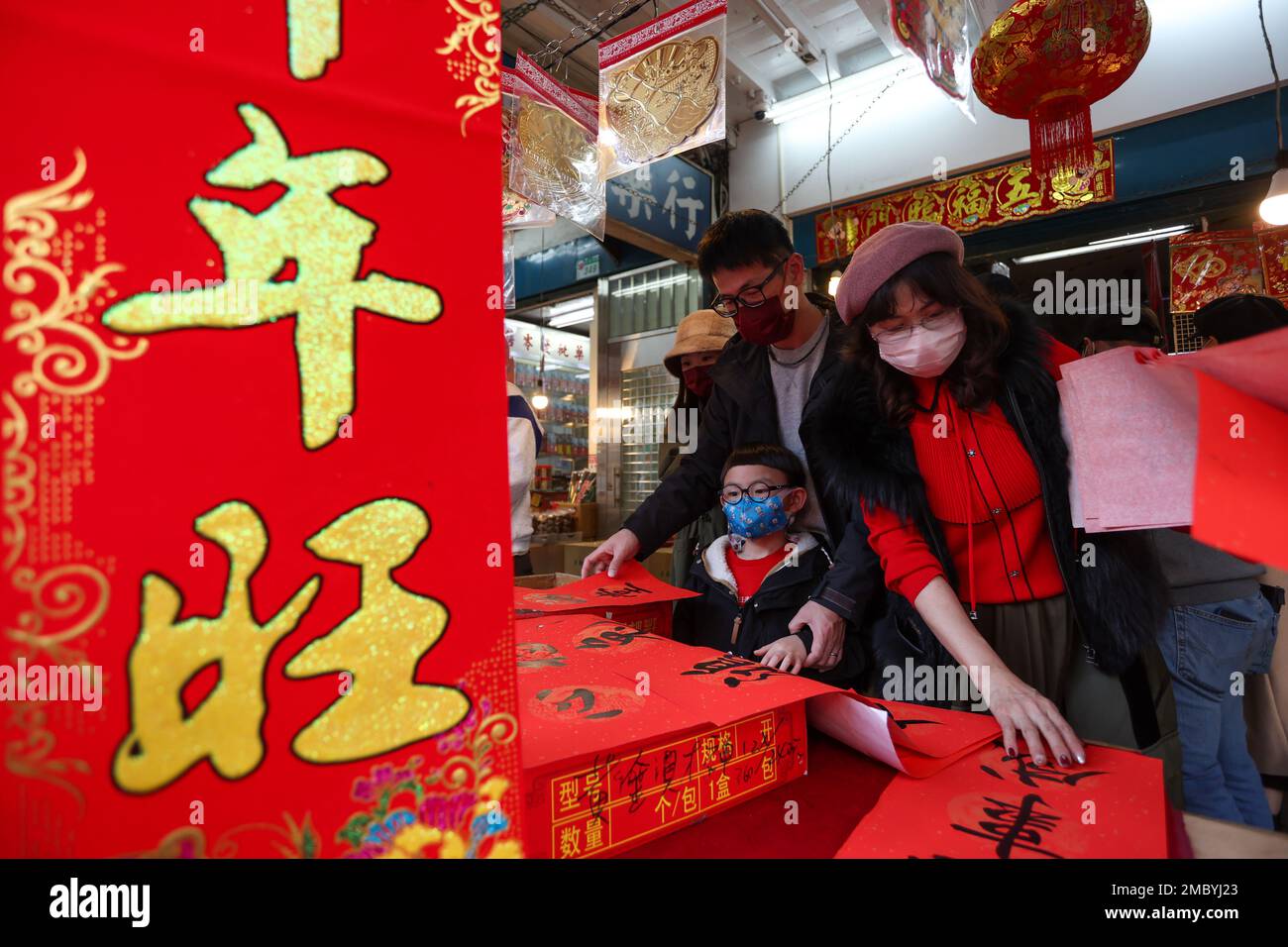 Taipei, Taipei, Taiwan. 21st Jan, 2023. La gente acquista per Fai-Chun (conosciuto anche come Chun-lian, o Hui-Chun, una specie di calligrafia cinese) per sperare in salute, prosperità, armonia e relazioni a Taipei. La vigilia di Capodanno lunare, in vista della celebrazione dell'anno del coniglio. Capodanno cinese, o Capodanno lunare è ampiamente celebrato in vari luoghi di lingua cinese, come Malesia, Singapore, Cina continentale, Hong Kong e Taiwan, con persone che organizzano riunioni di famiglia o viaggi nazionali o andare ai templi per pregare gli dei per Buona fortuna. (Credit Image: © Daniel Ceng Shou-Yi/ZUMA Pre C Foto Stock