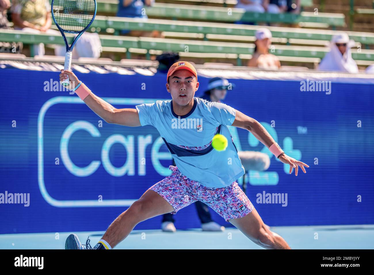 Rinky Hijikata of Australia in azione durante il giorno 2 del Kooyong Classic Tennis Tournament ultima partita contro Wu Yibing of China al Kooyong Lawn Tennis Club. Per concludere l’azione del giorno 2, Rinky Hijikata, il fan australiano, è tornato nel centro storico di Kooyong, prendendo in consegna il Wu Yibing cinese. Incapace di continuare dalla sua impressionante vittoria il giorno 1, Hijikata ha perso in serie diritte (6-3, 6-4) ad un altro destinatario della carta selvaggia australiano aperto. (Foto di Alexander Bogatyrev / SOPA Images/Sipa USA) Foto Stock