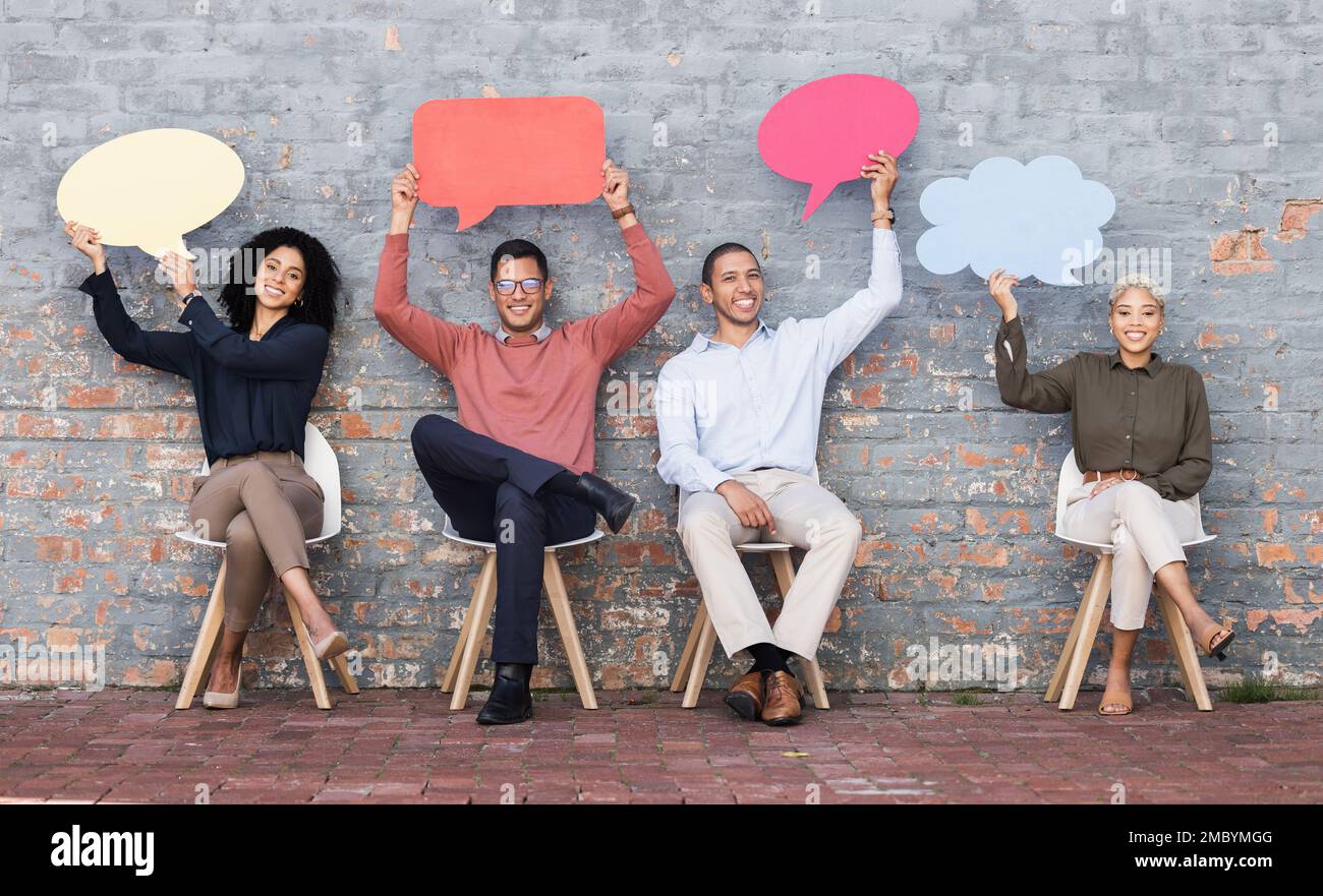 Bolla di discorso, feedback e idee con gli uomini d'affari e beffa per i social media, voto e revisione. Progettare, contattare e chattare con il dipendente e. Foto Stock