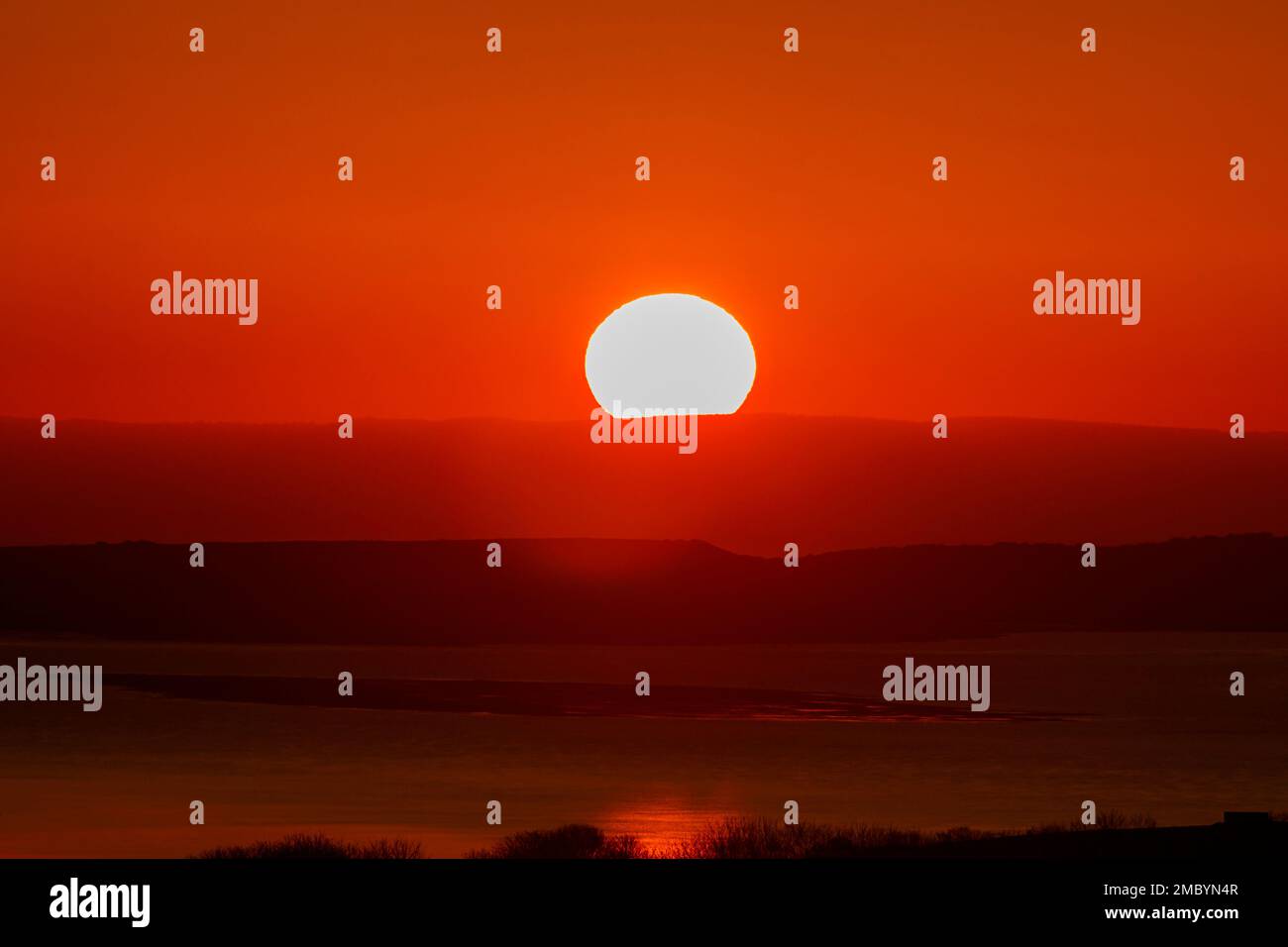 Luminoso tramonto orangeo rossastro Foto Stock