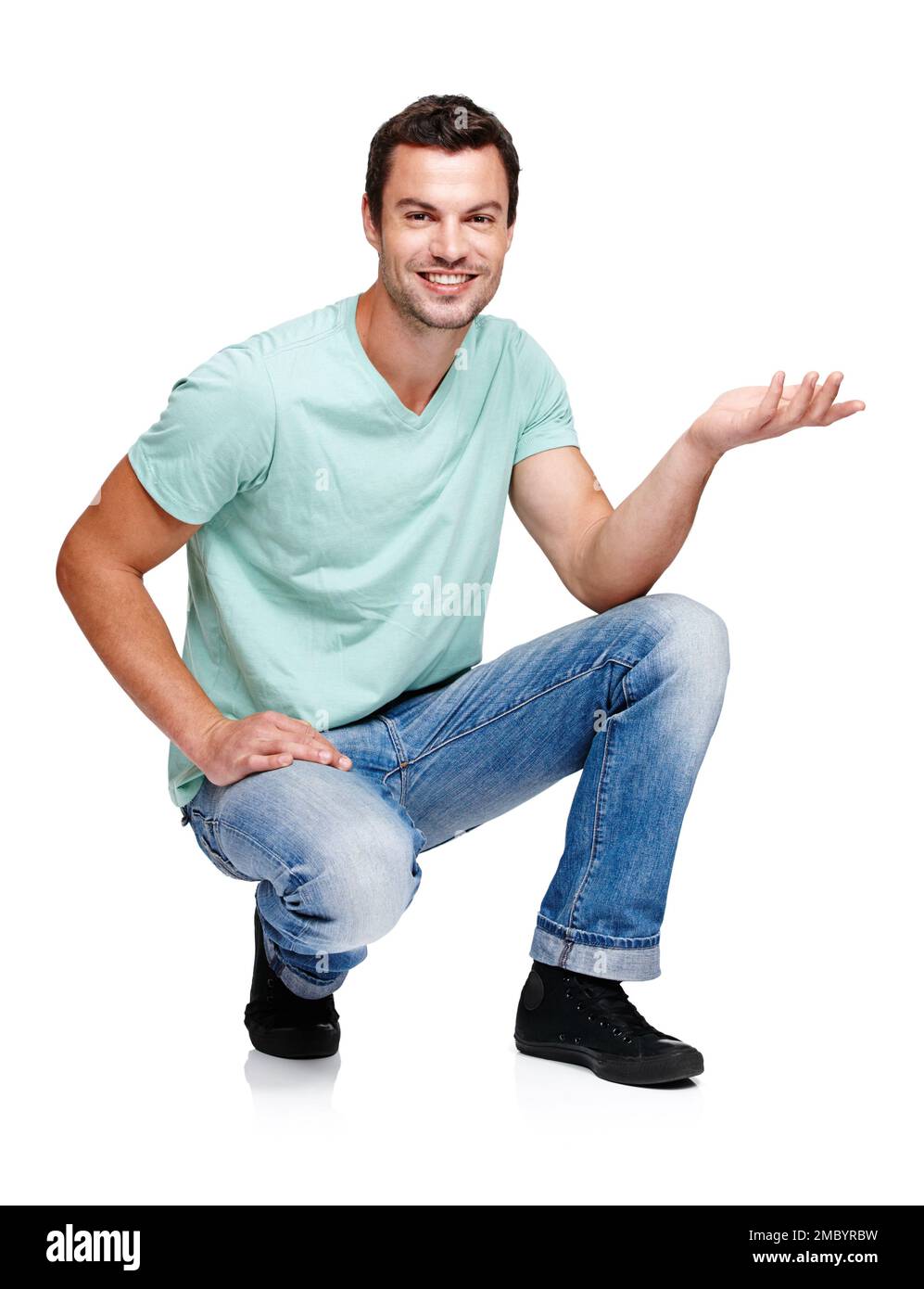 Ritratto, spazio e mano gesto con un uomo in studio isolato su uno sfondo bianco per il marketing o la pubblicità. Prodotto, branding e simulazione con Foto Stock