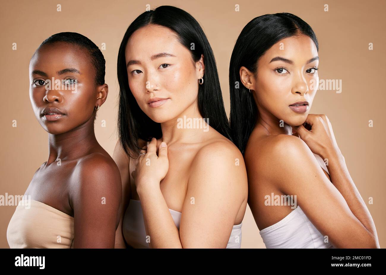 Cura della pelle, diversità e ritratto di modelli multiculturali con capelli da salone su sfondo studio. Salute, benessere e cosmetici di lusso, pelle sana Foto Stock
