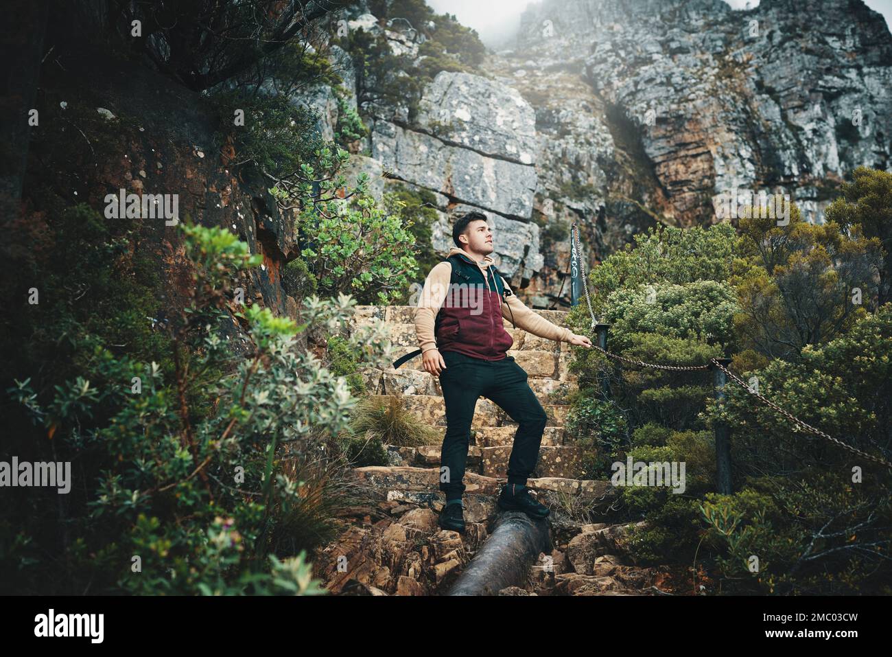 In tutte le cose della natura theres qualcosa del meraviglioso. un giovane uomo che si fa trekking attraverso le montagne. Foto Stock