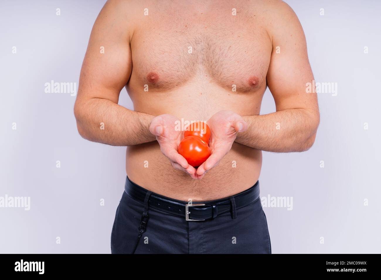 Piena isolati studio immagine da un giovane uomo nudo con la biancheria intima e pomodoro Foto Stock