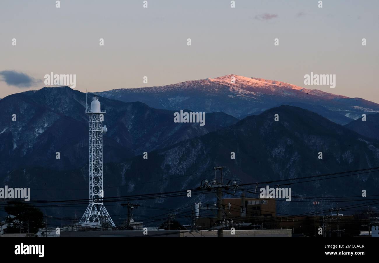 Ultima luce del sole sulle montagne vicino a Nagano, Giappone, durante il tramonto Foto Stock