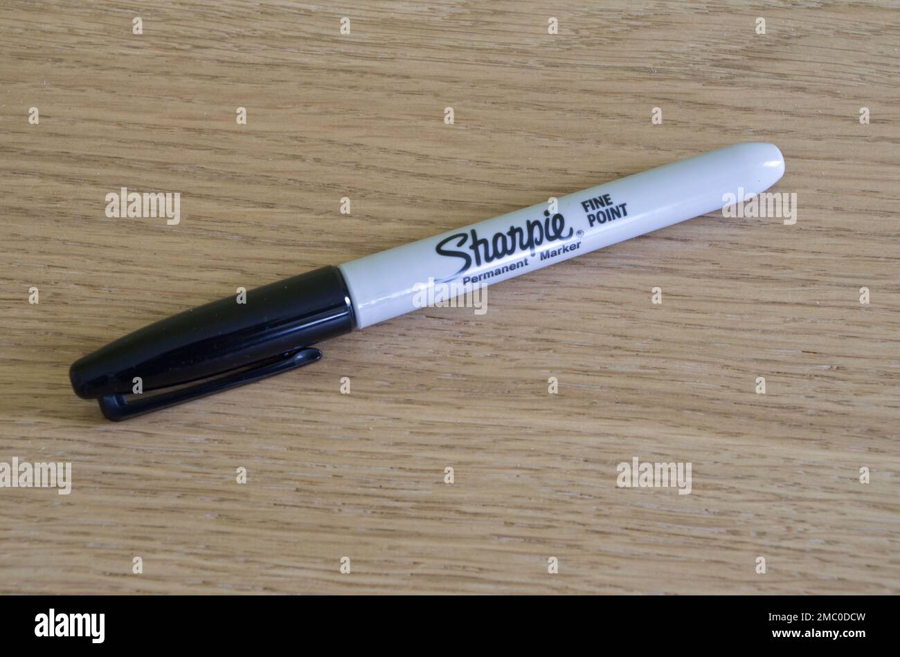 Pennarello indelebile a punta sottile nero Sharpie Foto stock - Alamy
