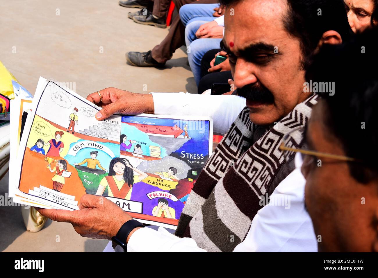 Jabalpur, Madhya Pradesh, India. 21st Gen, 2023 : il MP Rakesh Singh guarda il dipinto realizzato dagli studenti durante il PM Narendra modi nuovo libro per gli studenti 'Exam Warriors' Pariksha pe Charcha - 2023 programma a Jabalpur Sabato, Gen, 21, 2023. Foto di - Uma Shankar Mishra Credit: River Ganga/Alamy Live News Foto Stock