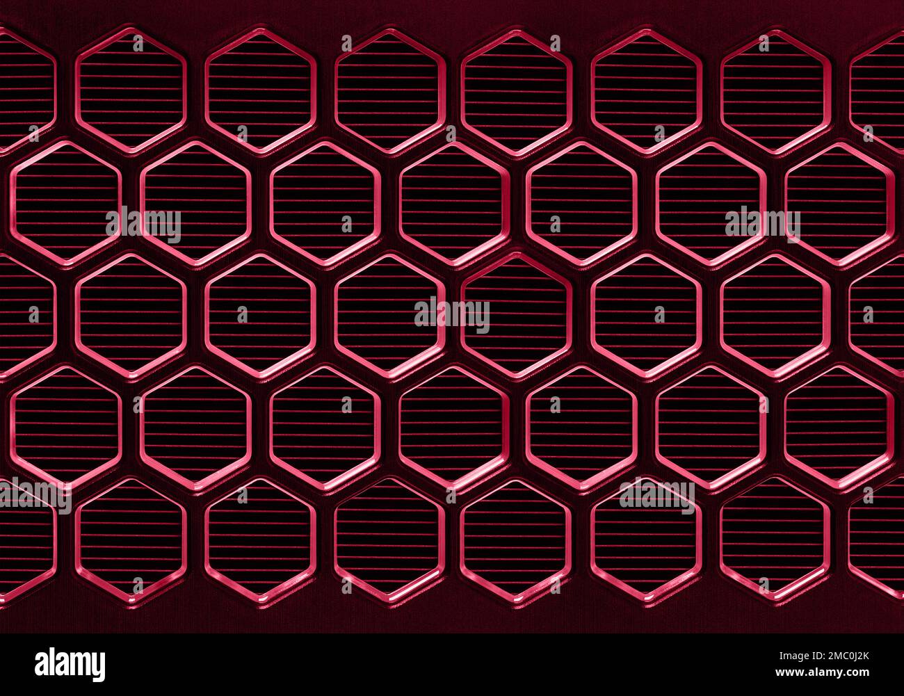Superficie cellulare esagonale ad alta tecnologia di colore viva magenta. Struttura elettronica a nido d'ape nera. Astratto mosaico tecnologico sfondo esagonale. Foto Stock