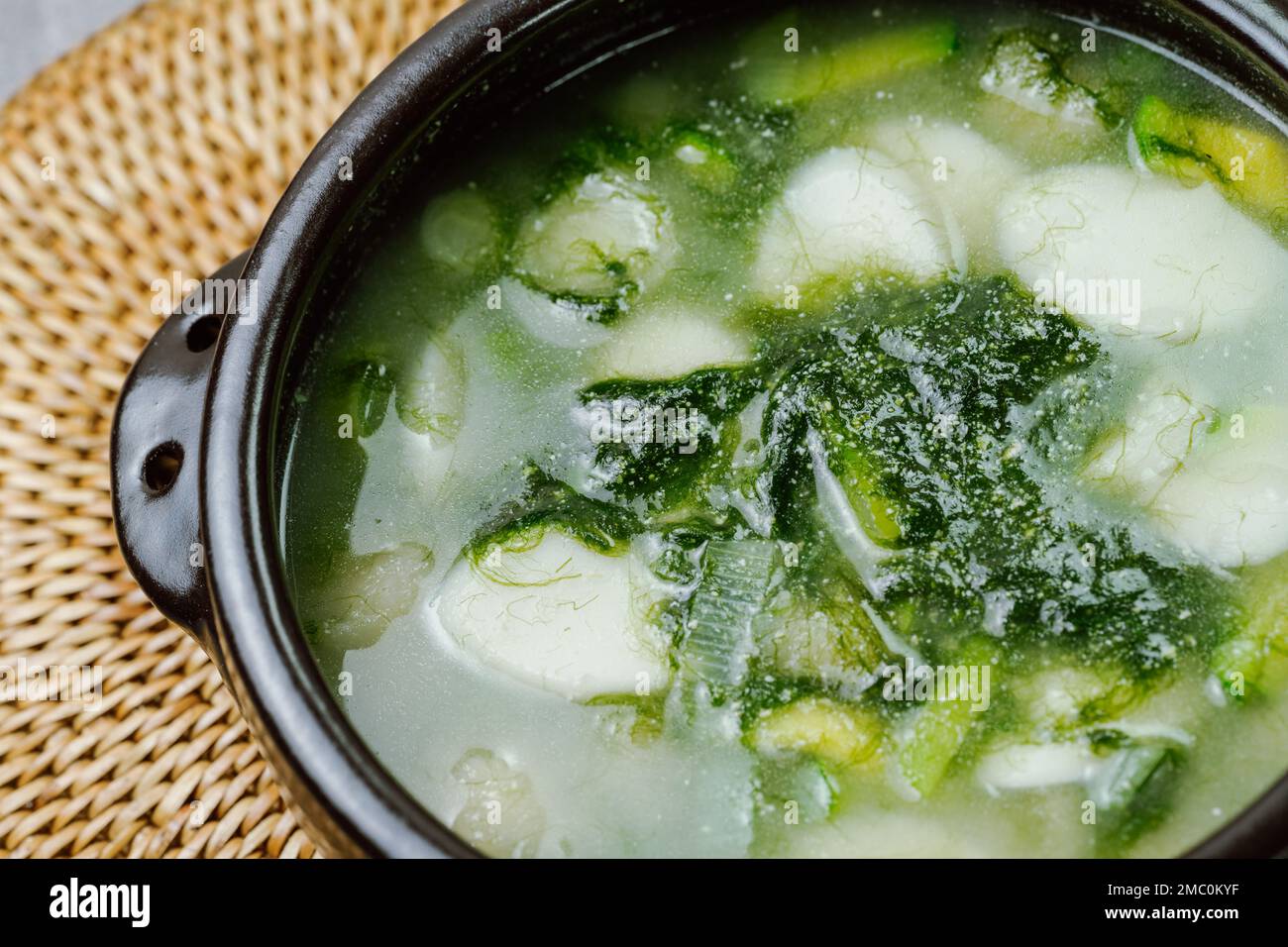 Tteokguk, zuppa di torta di riso tagliata da fullescens alle alghe