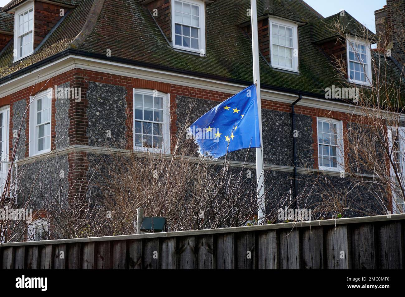 Bandiera dell'UE a mezza asta aldeburgh suffolk inghilterra Foto Stock