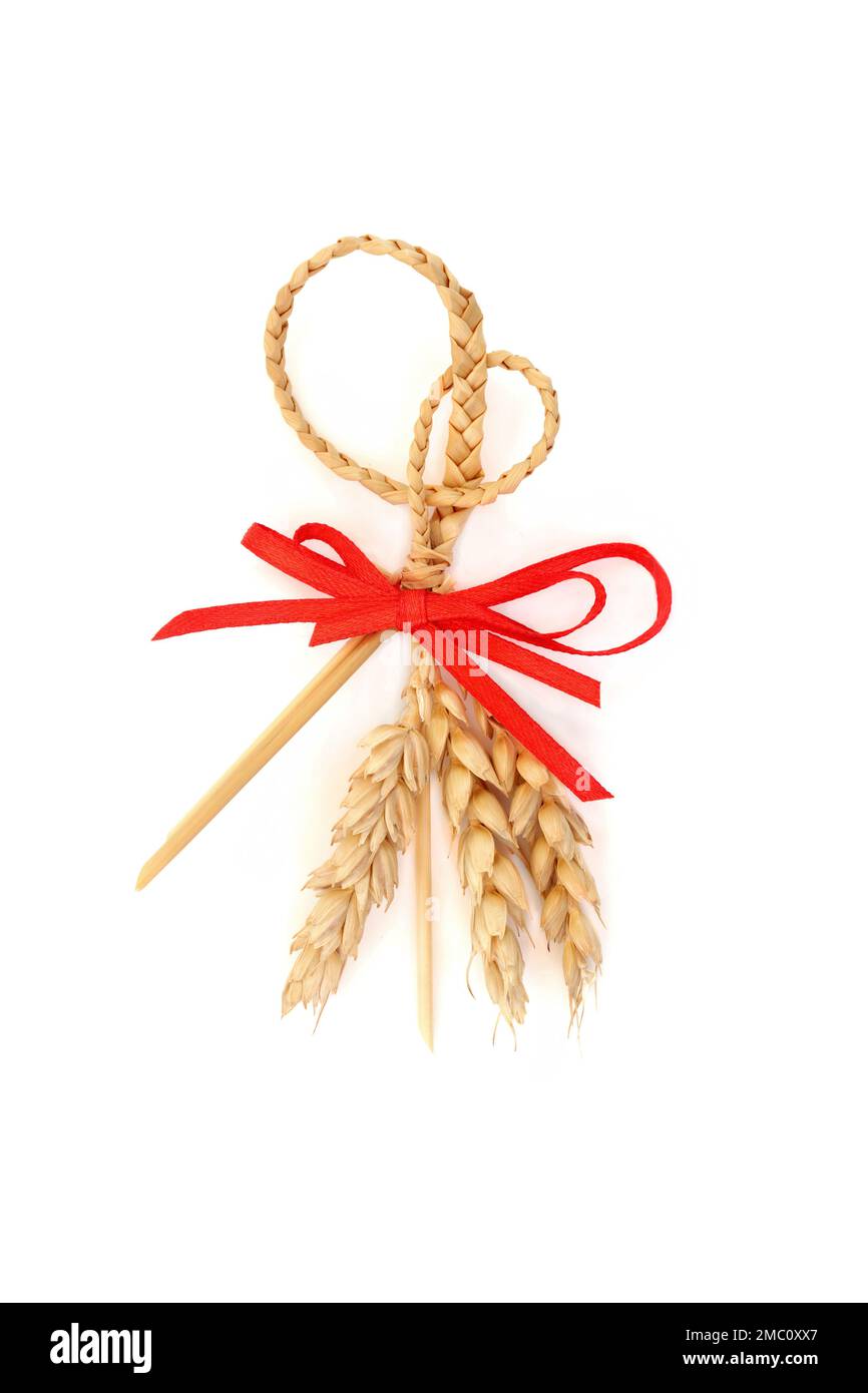 Corn Dolly pagan wiccan simbolo di fertilità tradizionale oggetto di paglia naturale intrecciata utilizzato in rituali europei vecchio stile raccolto. Su bianco. Vista dall'alto. Foto Stock