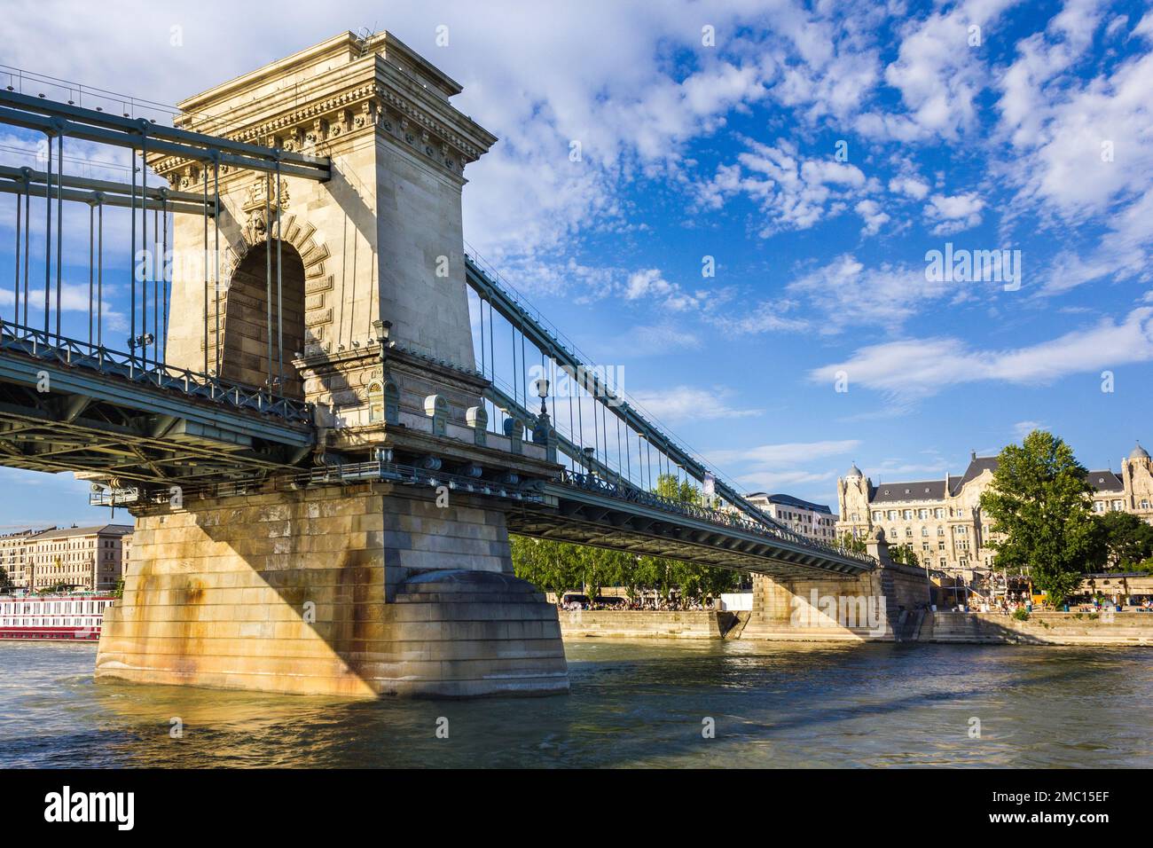 Famosa catena ponte sul Danubio nella città di Budapest Ungheria Foto Stock