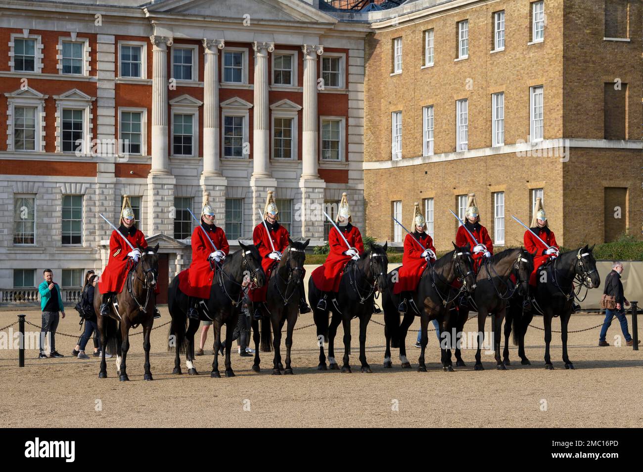 Parata di Guardie a Cavallo, soldati del reggimento montato sulla Cavalleria domestica, Sala Bianca, Westminster, Londra, Inghilterra, Gran Bretagna Foto Stock